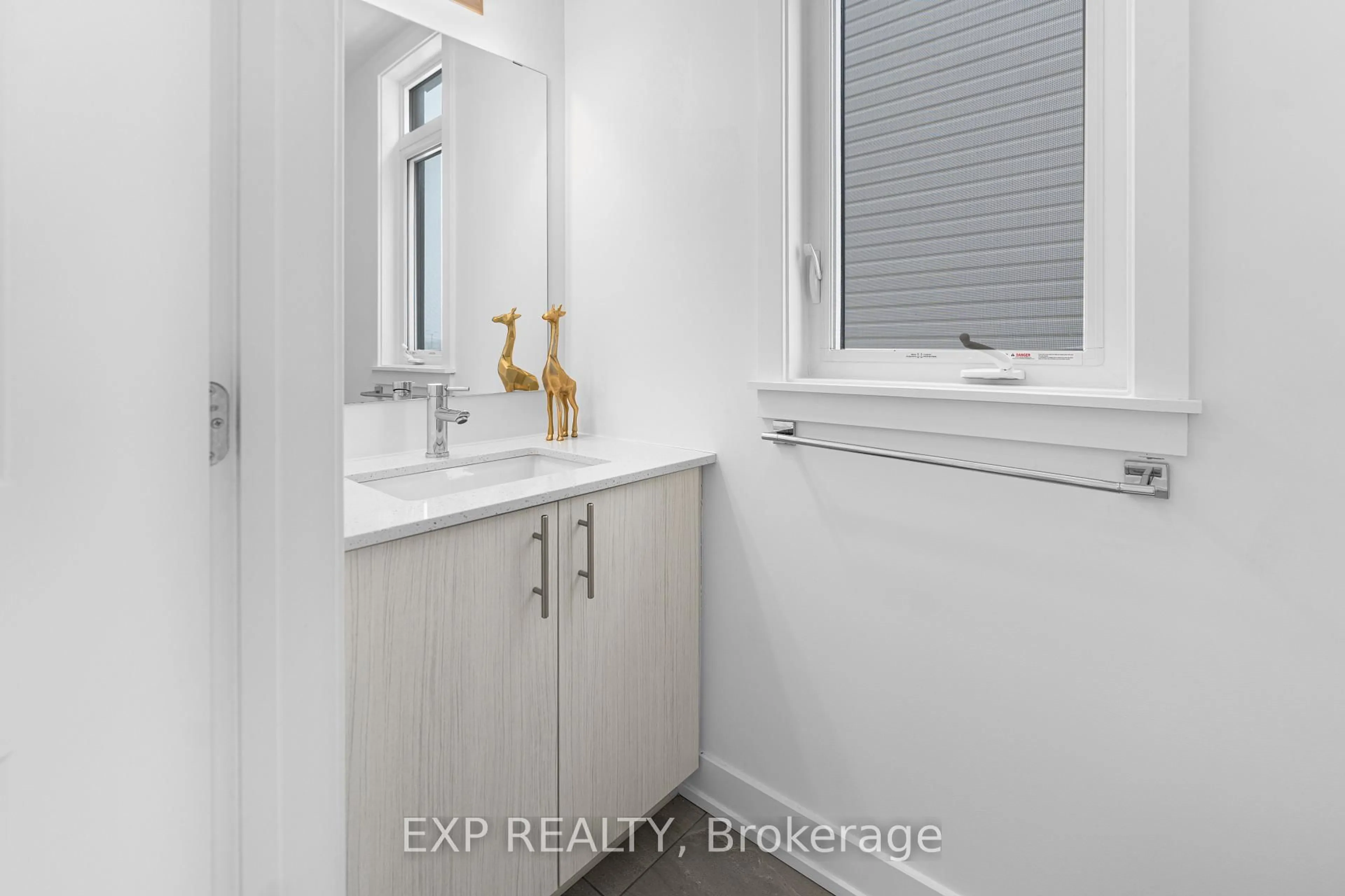 Standard bathroom, ceramic/tile floor for 27 Moosonee Cres, Ottawa Ontario K4M 0L9