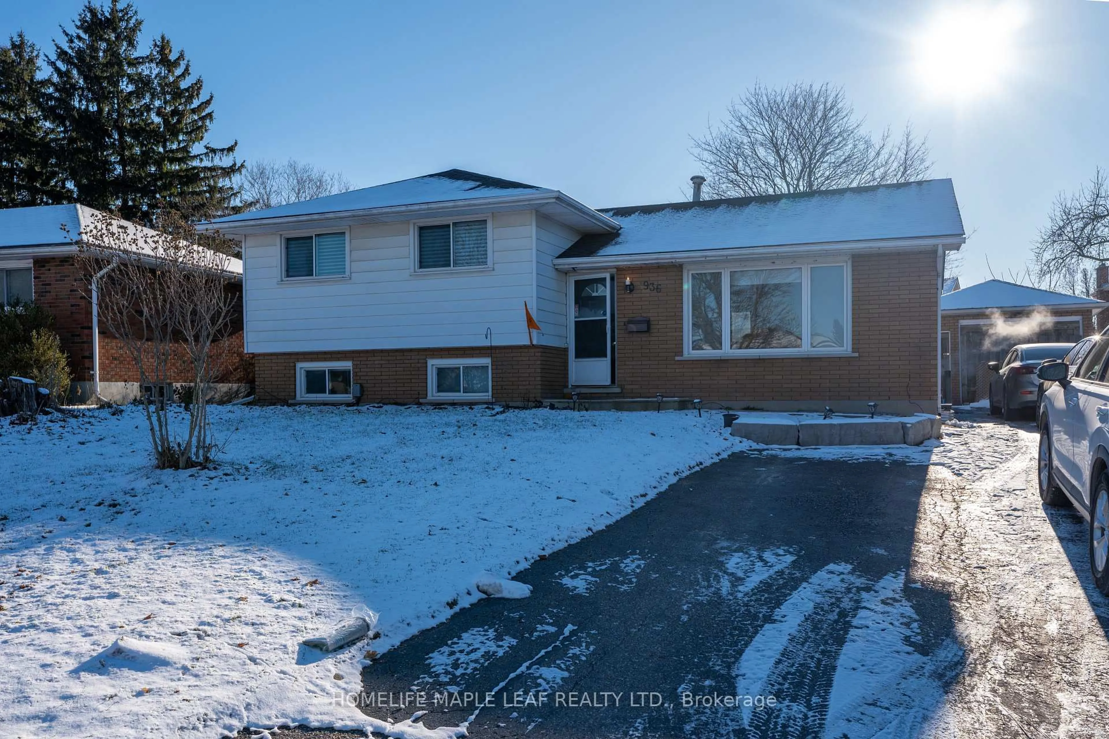 A pic from outside/outdoor area/front of a property/back of a property/a pic from drone, street for 936 Alice St, Woodstock Ontario N4S 2J7