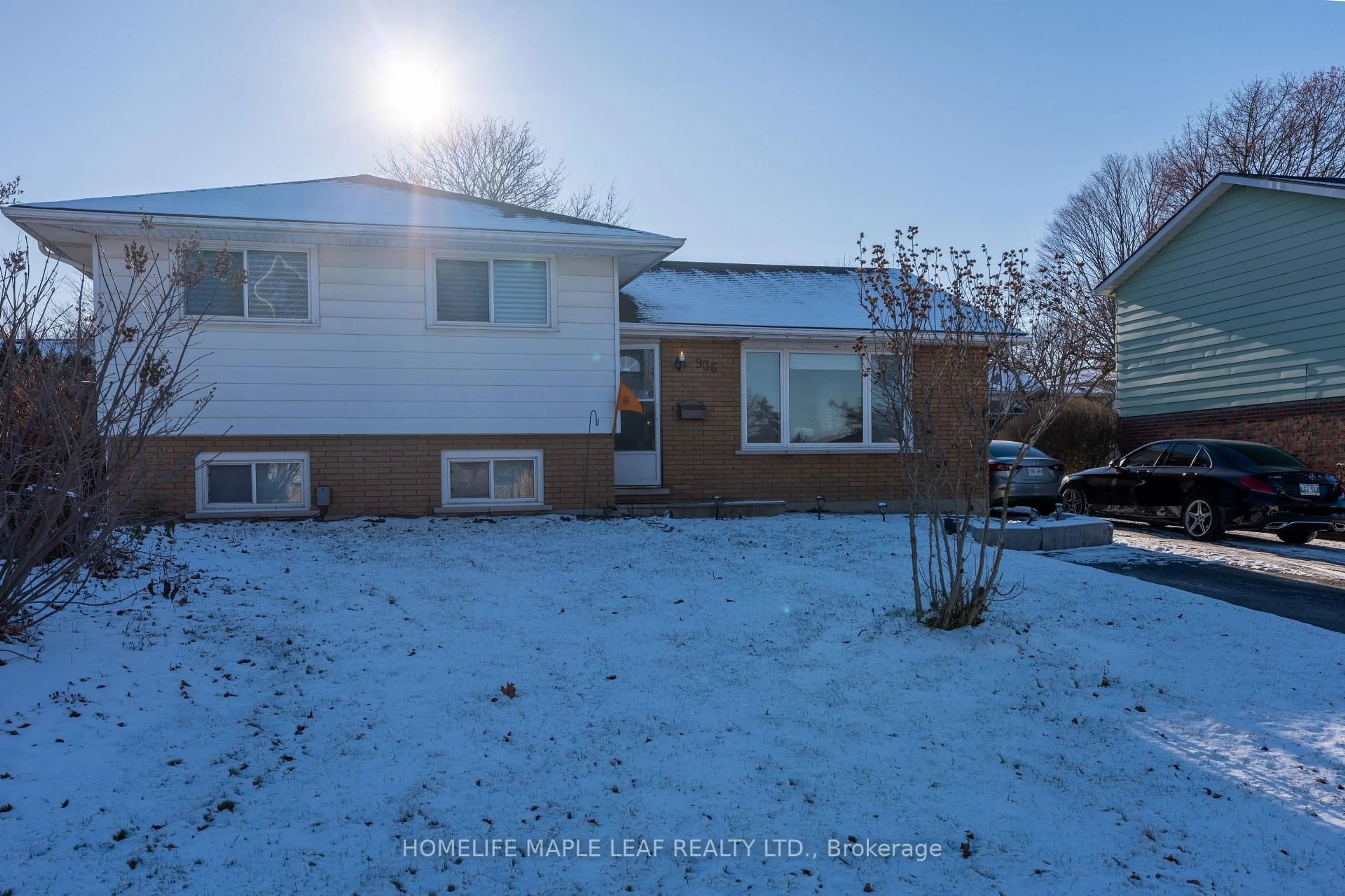 A pic from outside/outdoor area/front of a property/back of a property/a pic from drone, street for 936 Alice St, Woodstock Ontario N4S 2J7