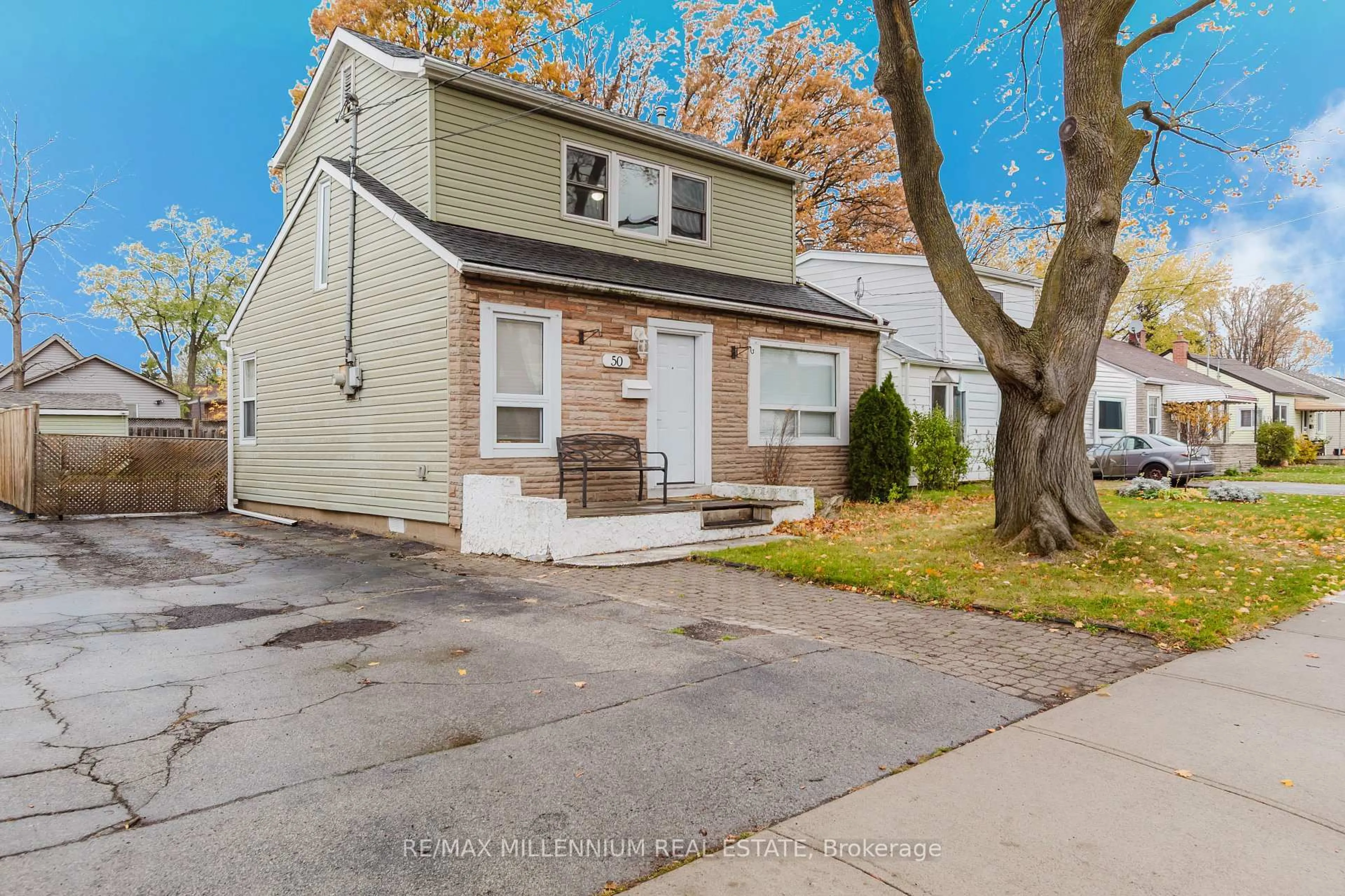 Home with vinyl exterior material, street for 50 East 33rd St, Hamilton Ontario L8V 3T1