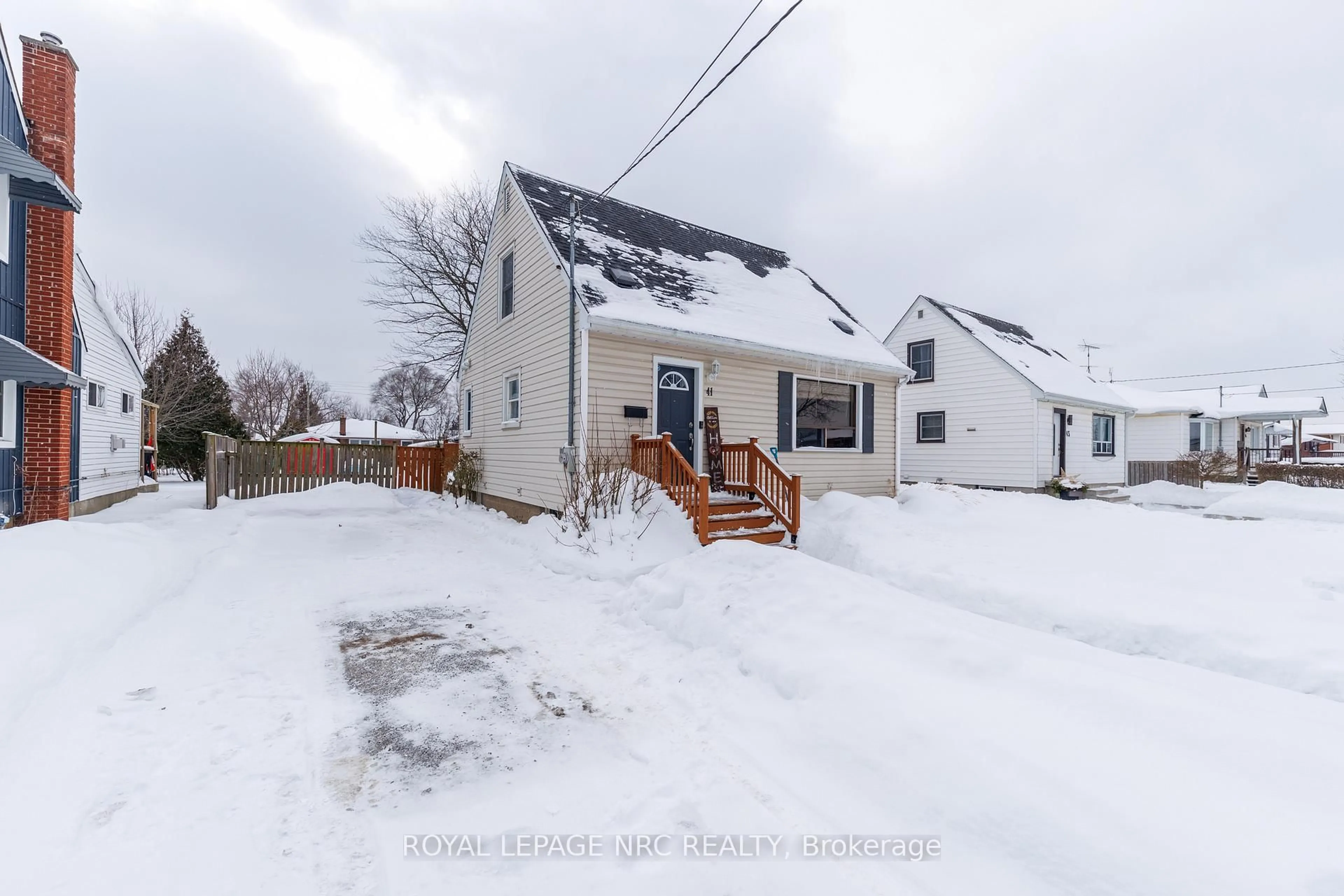 A pic from outside/outdoor area/front of a property/back of a property/a pic from drone, street for 41 Mcdonald Ave, Thorold Ontario L2V 3E5