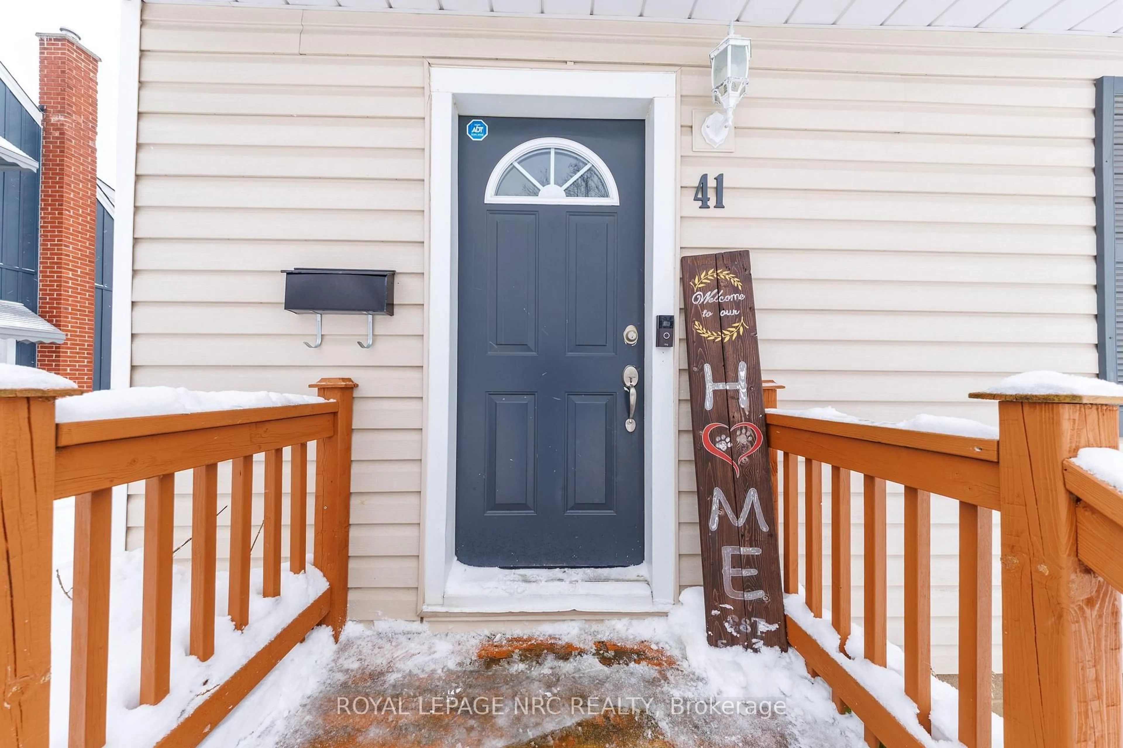 Indoor entryway for 41 Mcdonald Ave, Thorold Ontario L2V 3E5