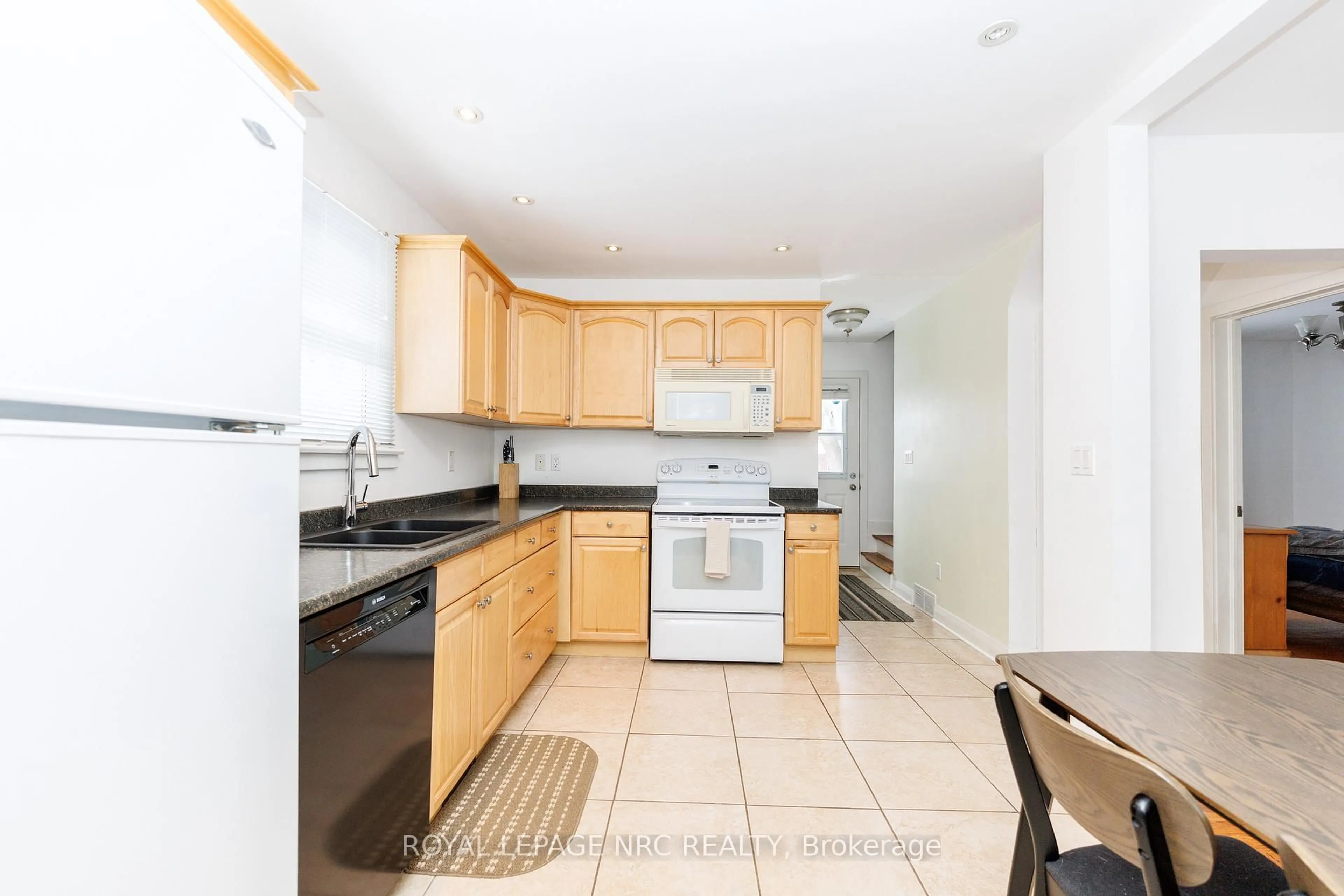 Standard kitchen, ceramic/tile floor for 41 Mcdonald Ave, Thorold Ontario L2V 3E5