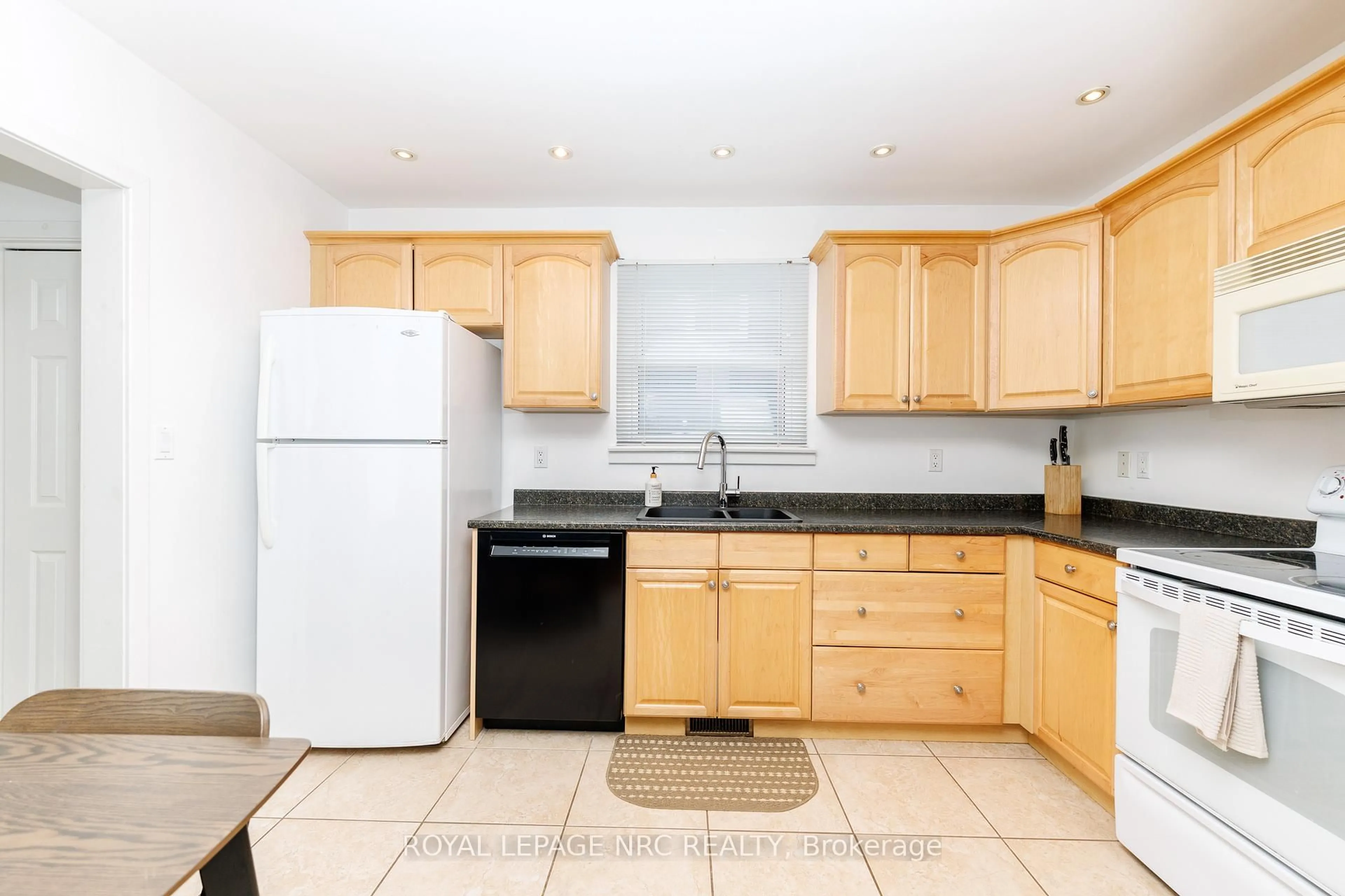 Standard kitchen, ceramic/tile floor for 41 Mcdonald Ave, Thorold Ontario L2V 3E5