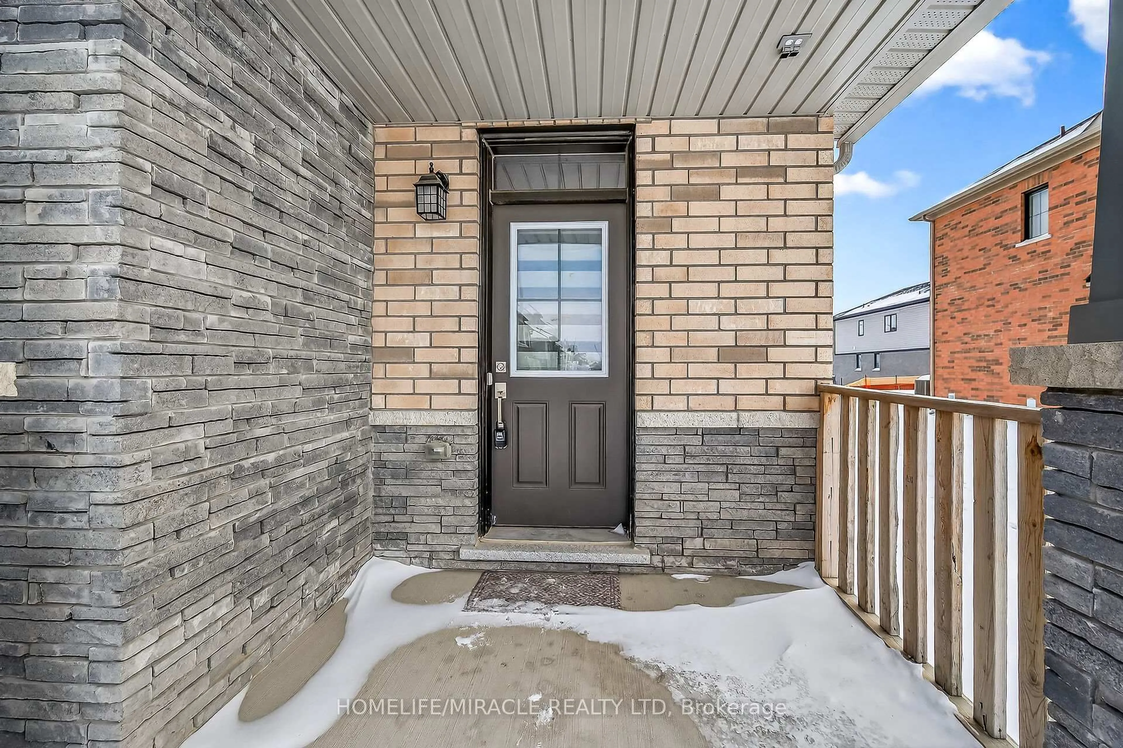 Indoor entryway for 32 Lavender Rd, Thorold Ontario L3B 0E9