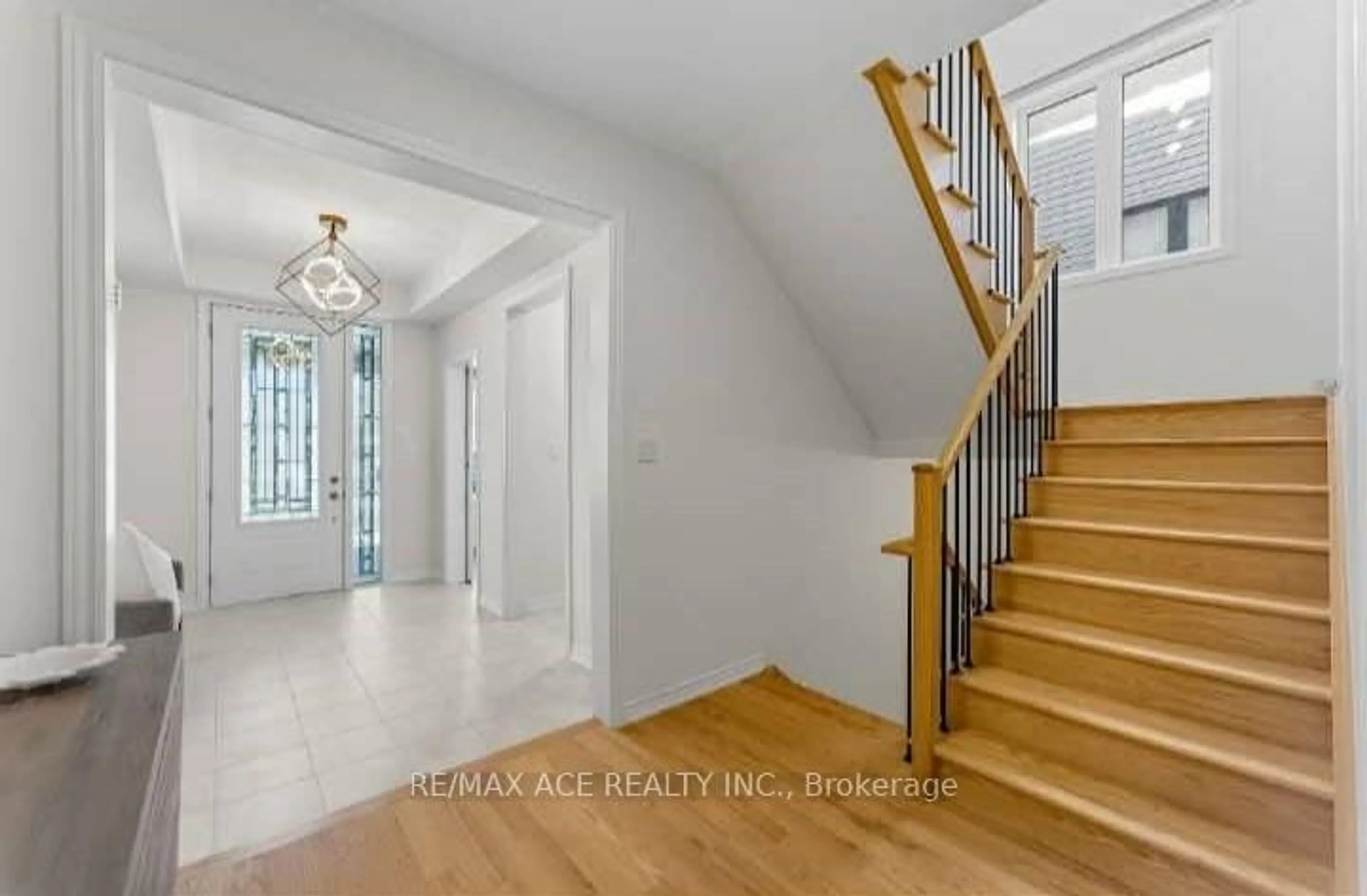 Indoor entryway for 39 Connolly Rd, Kawartha Lakes Ontario K9V 5H5