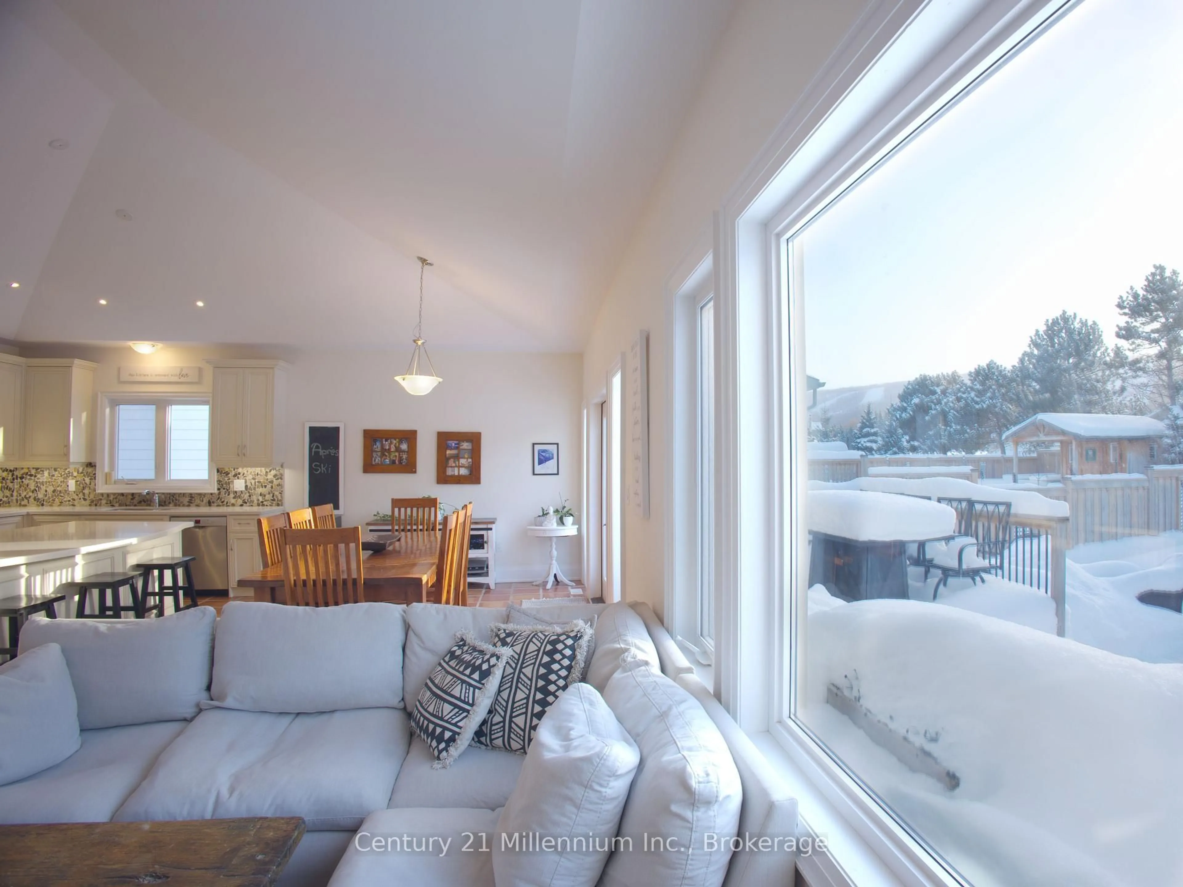 Living room with furniture, unknown for 108 Creekwood Crt, Blue Mountains Ontario L9Y 0V1