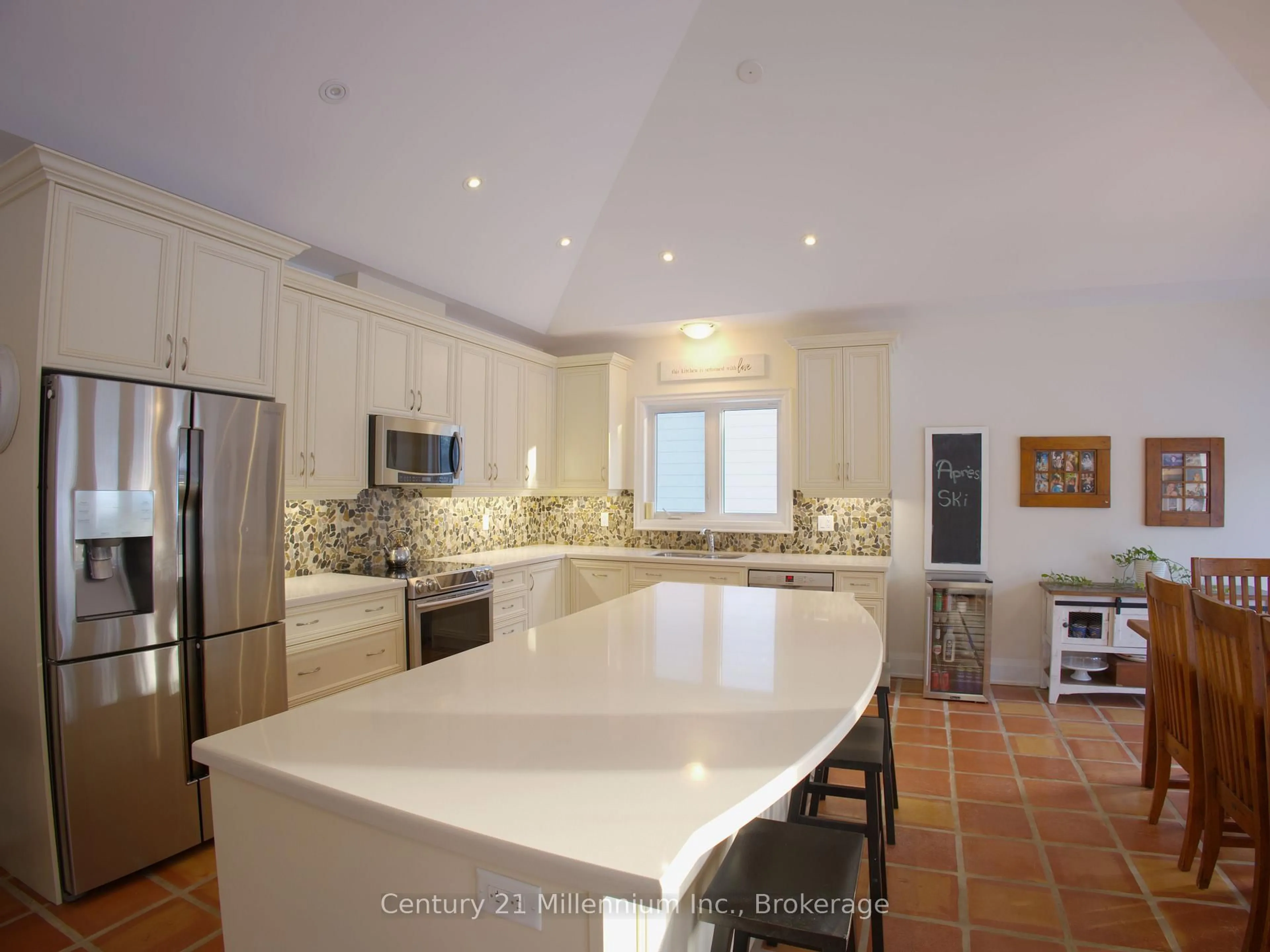 Open concept kitchen, ceramic/tile floor for 108 Creekwood Crt, Blue Mountains Ontario L9Y 0V1