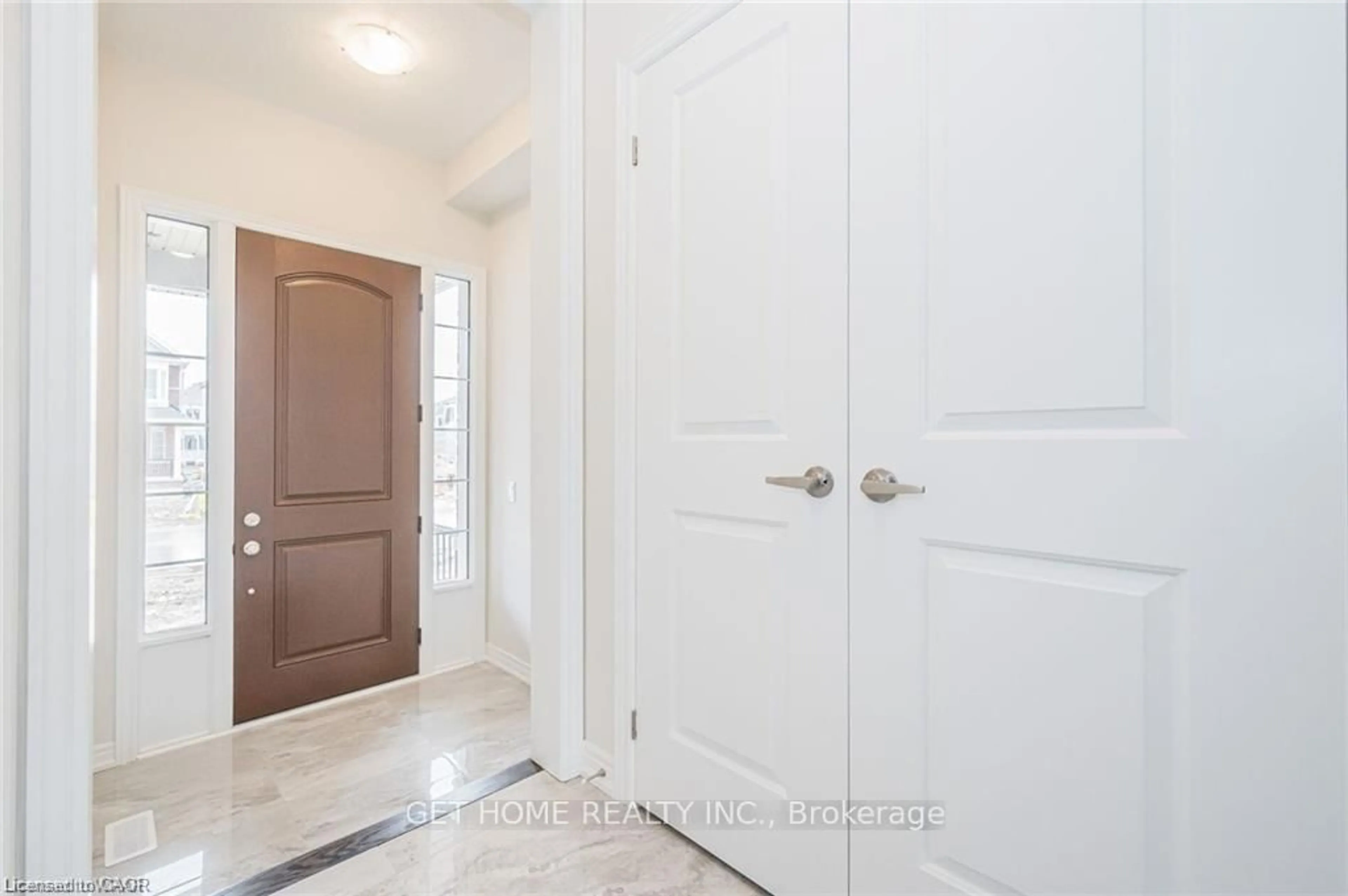 Indoor entryway for 520 Beckview Cres, Kitchener Ontario N2R 0R2