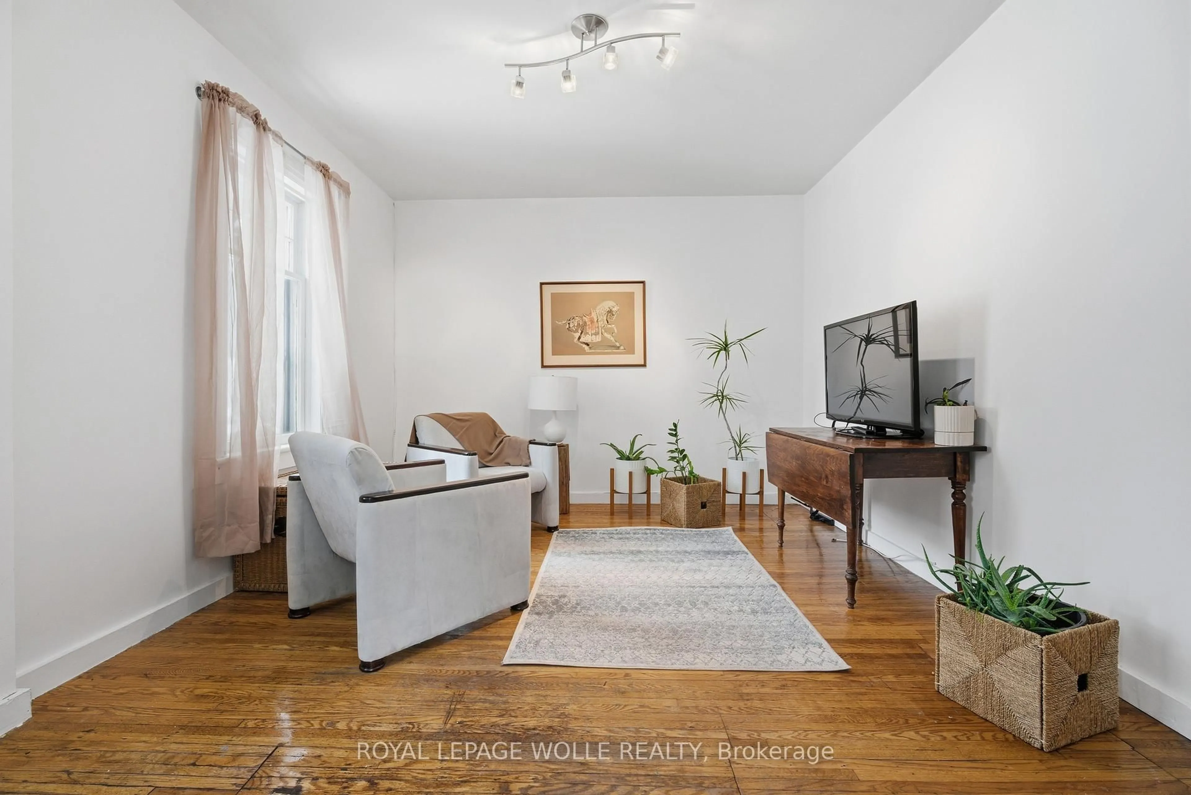 Living room with furniture, wood/laminate floor for 25 London Rd, Guelph Ontario N1H 2B4