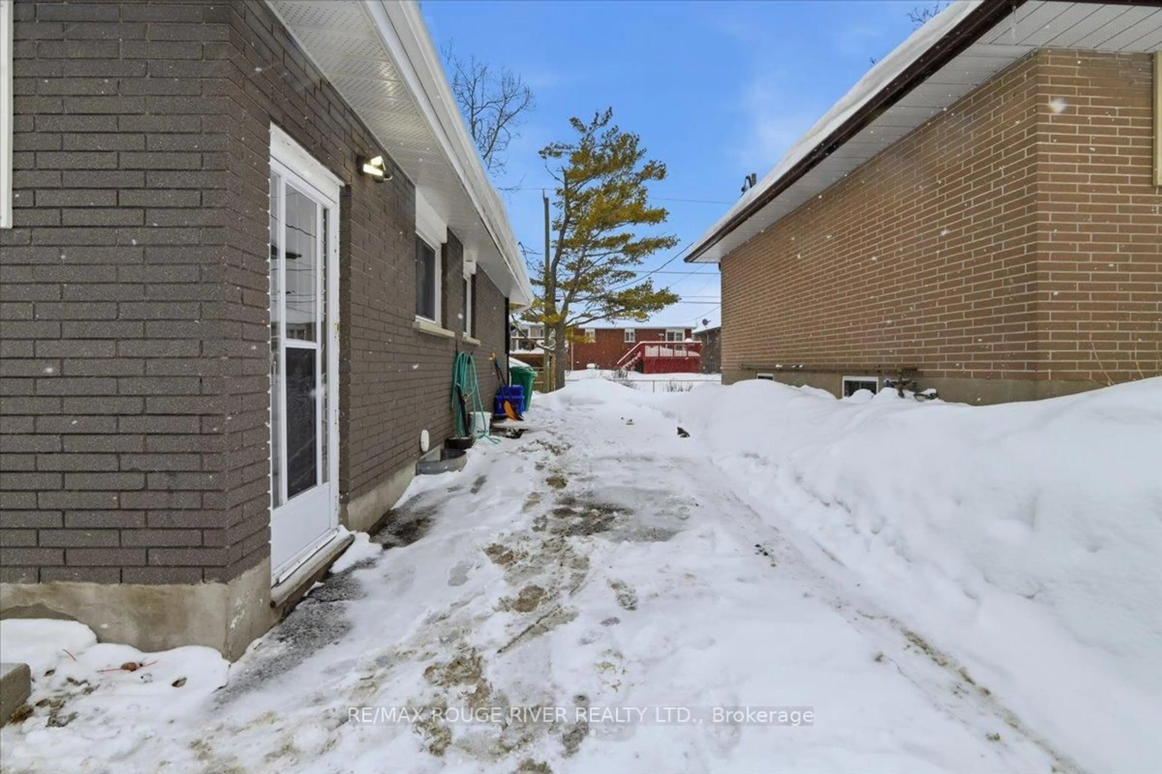 Patio, street for 499 Raymond St, Peterborough Ontario K9H 5M7