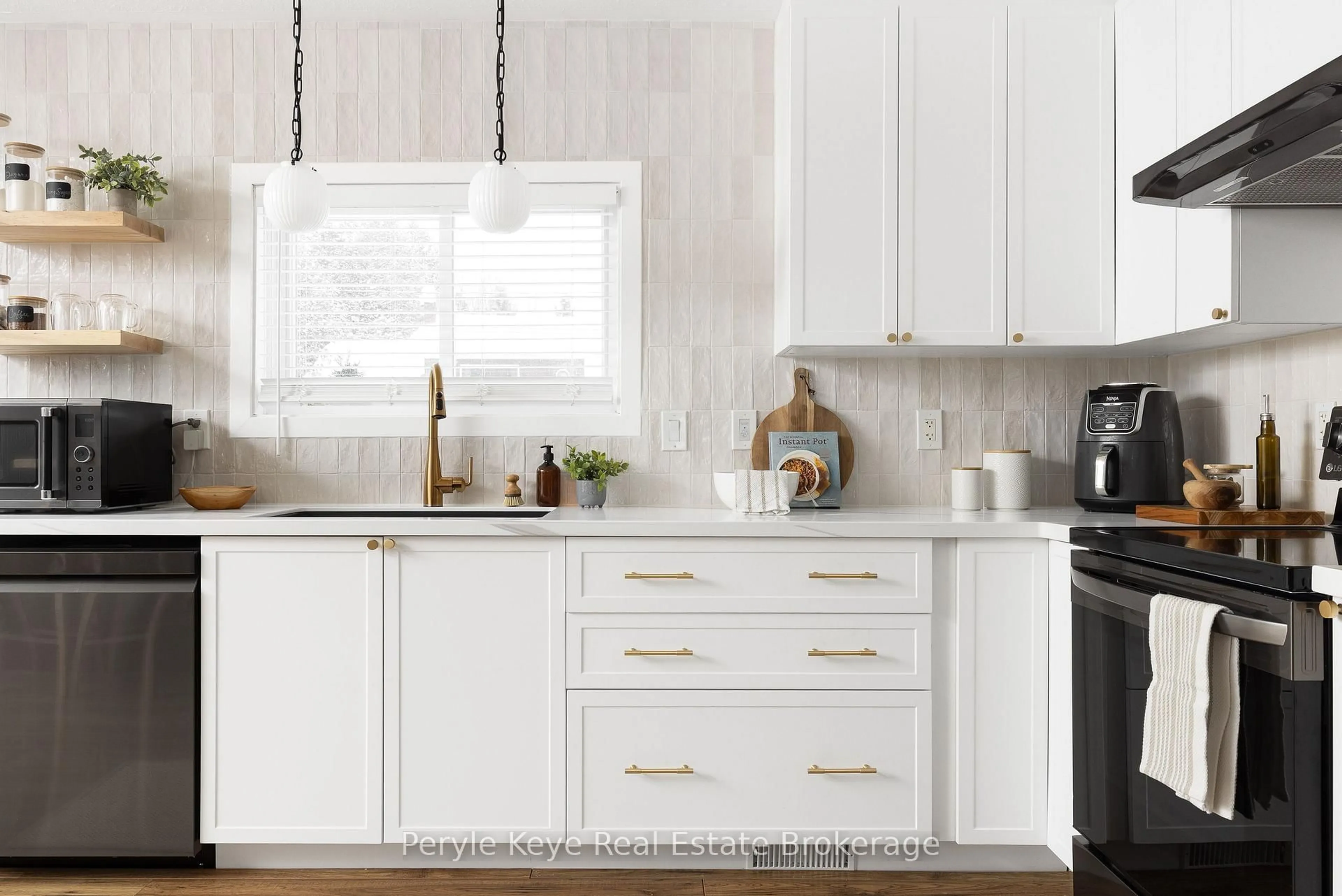 Contemporary kitchen, unknown for 84 James St, Burk's Falls Ontario P0A 1C0