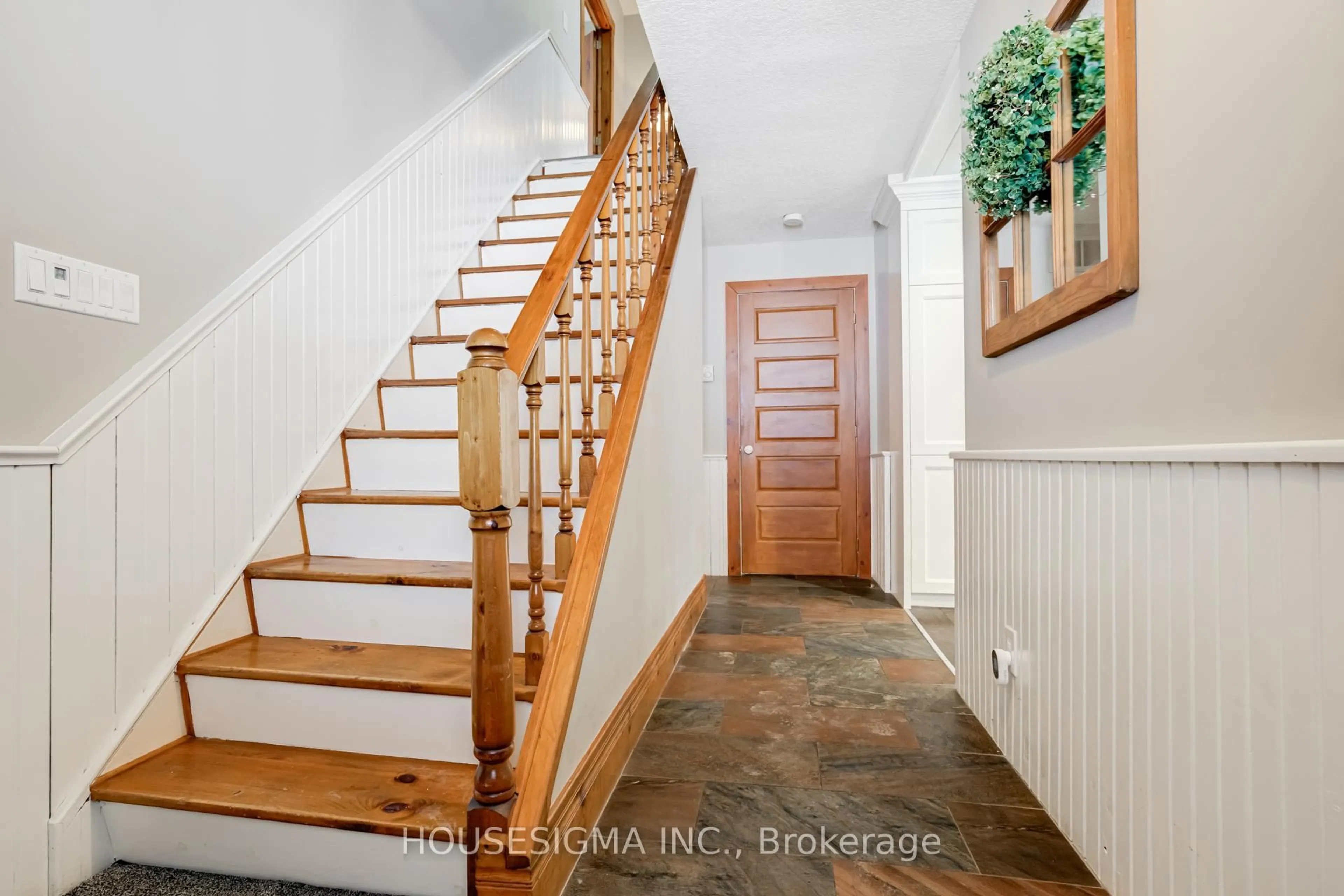 Indoor entryway for 14 East Church St, Erin Ontario N0B 1T0