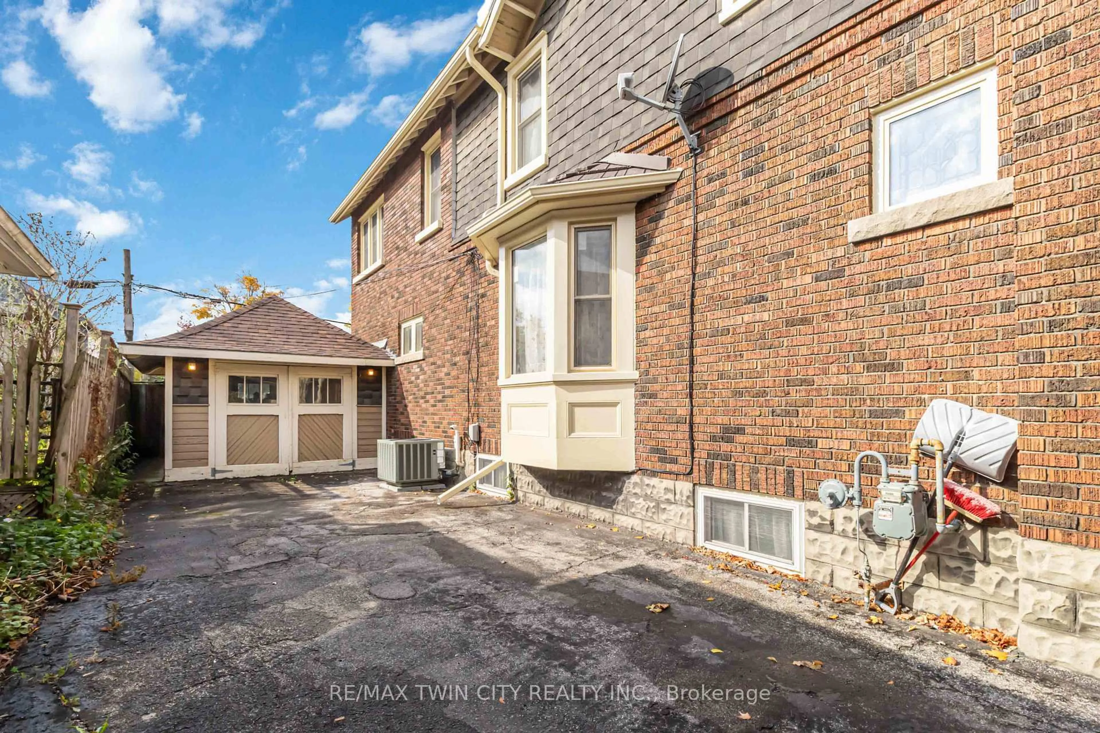A pic from outside/outdoor area/front of a property/back of a property/a pic from drone, street for 204 Brant Ave, Brantford Ontario N3T 3H9