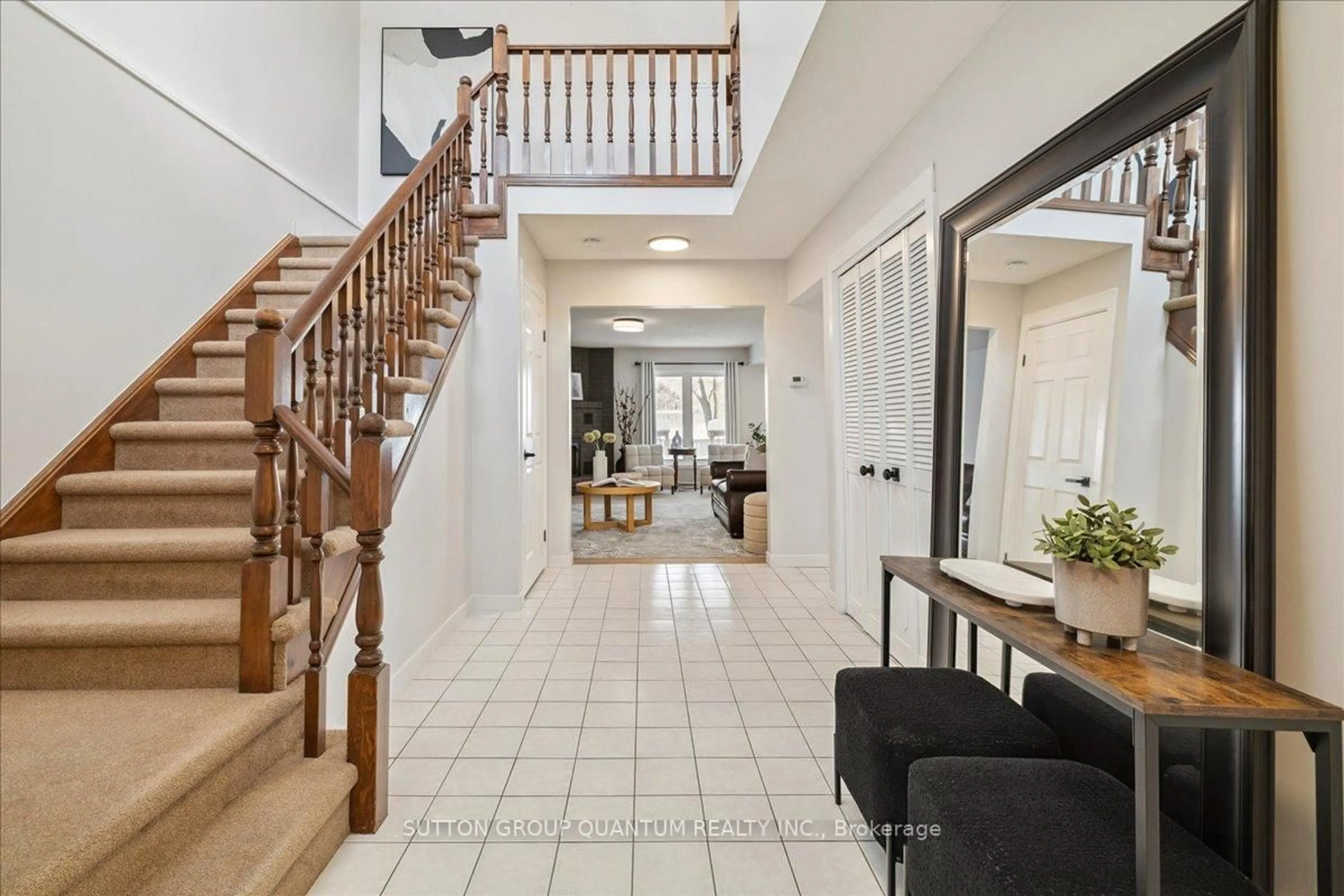 Indoor foyer for 32 Capri St, Thorold Ontario L2V 4S8