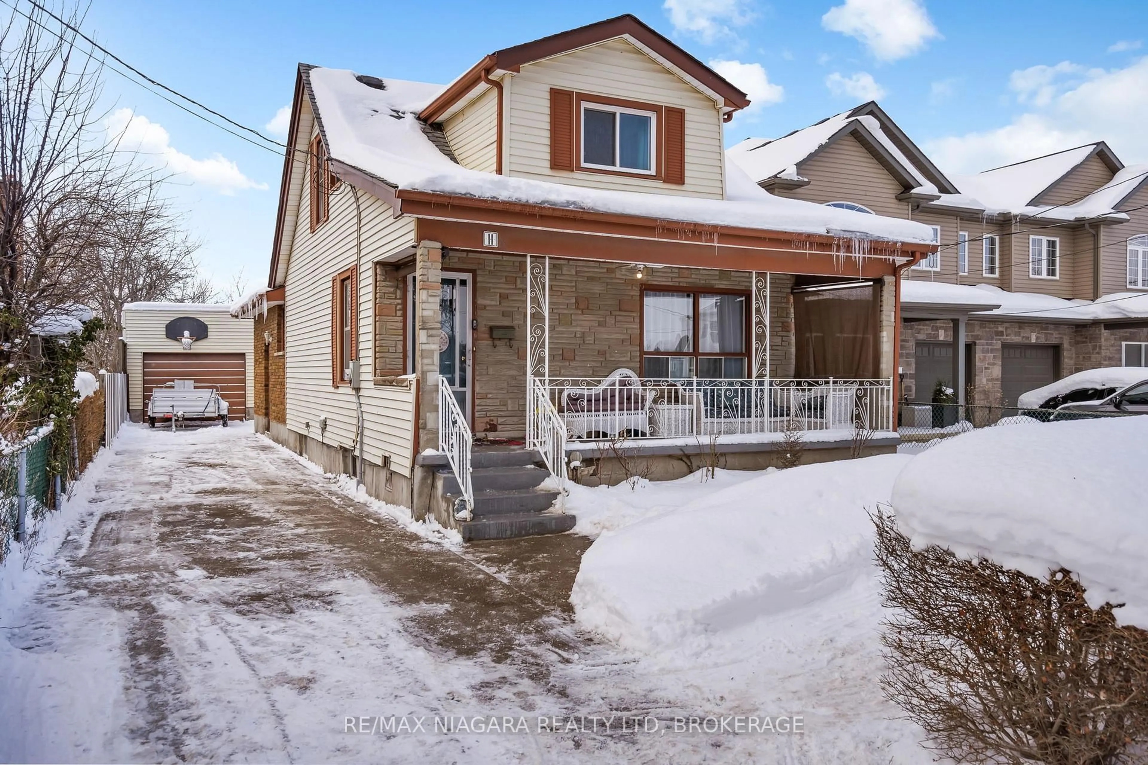 Home with brick exterior material, street for 11 Cleveland St, Thorold Ontario L2V 3K3