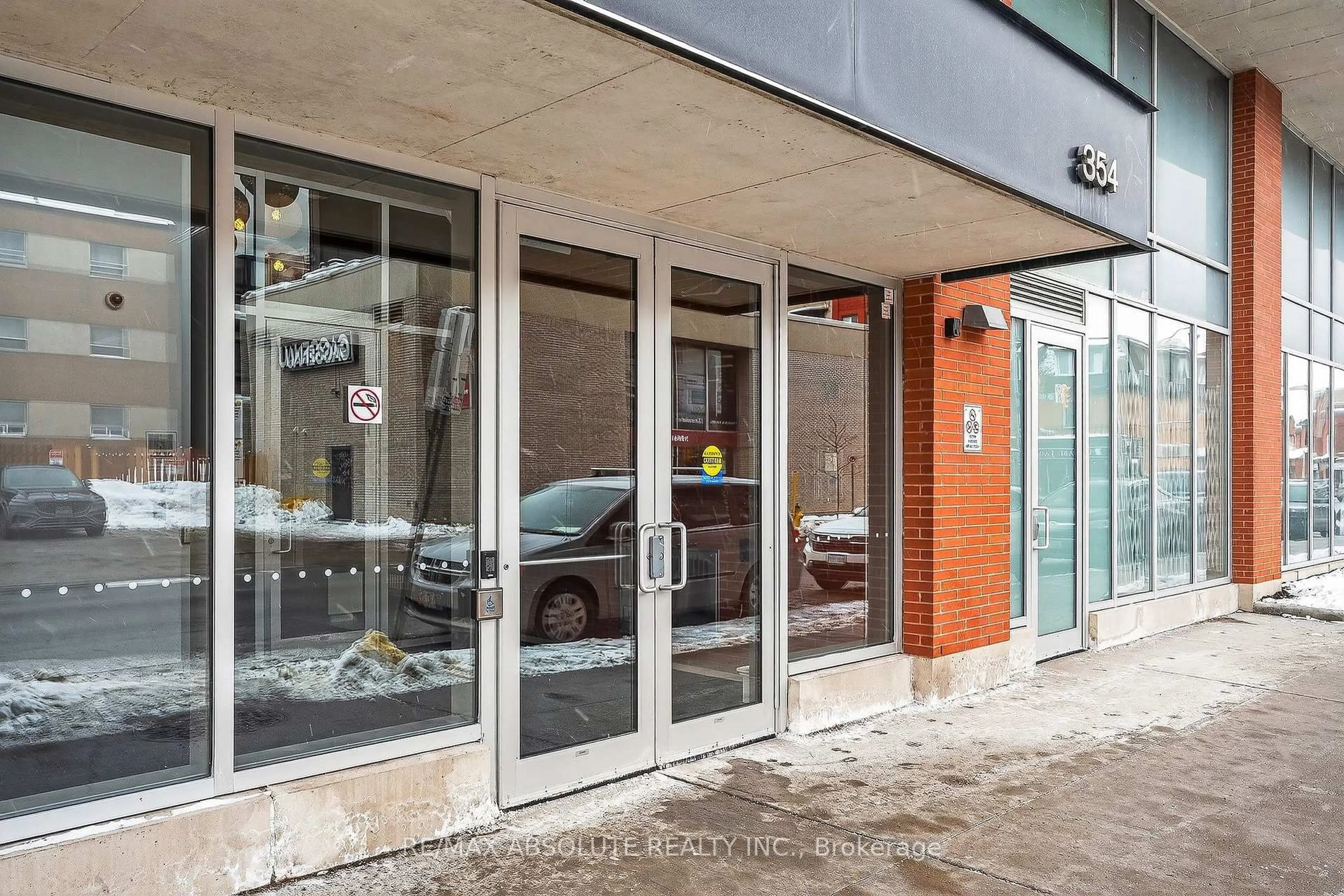 Indoor foyer for 354 Gladstone Ave #906, Ottawa Ontario K2P 0R4