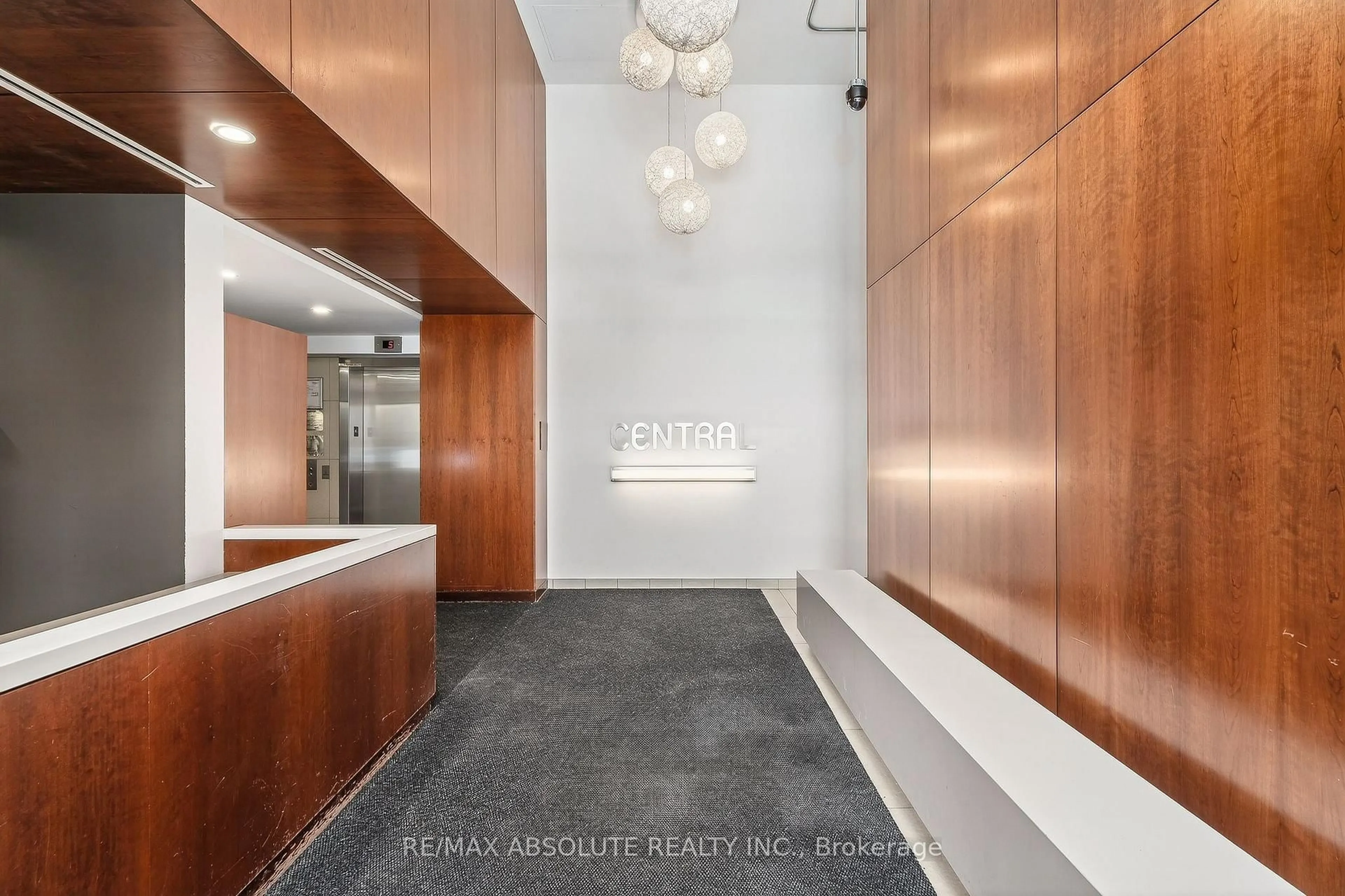 Indoor foyer for 354 Gladstone Ave #906, Ottawa Ontario K2P 0R4