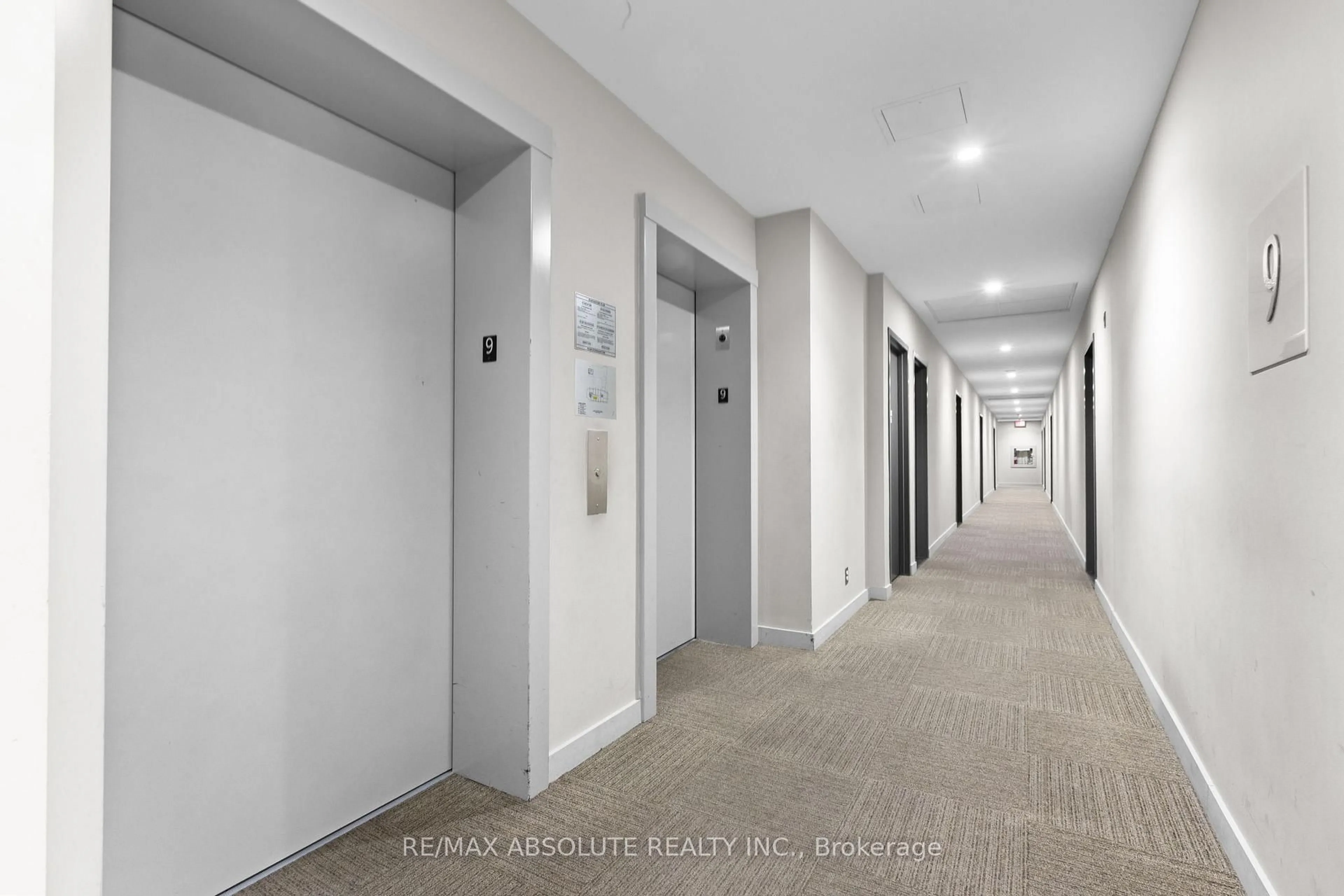 Indoor foyer for 354 Gladstone Ave #906, Ottawa Ontario K2P 0R4