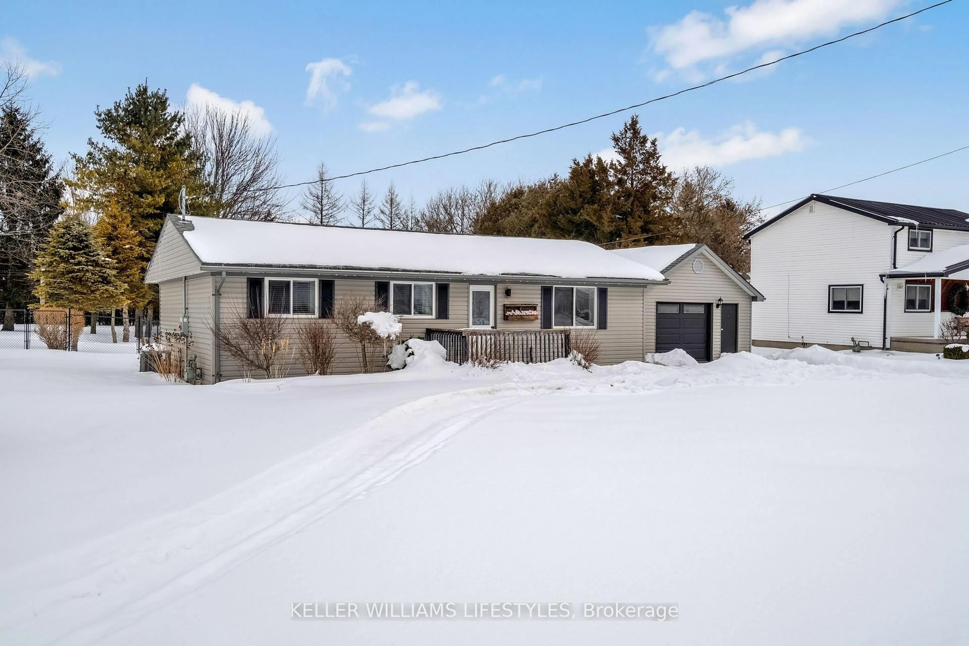 A pic from outside/outdoor area/front of a property/back of a property/a pic from drone, street for 40 YORK St, Newbury Ontario N0L 1Z0