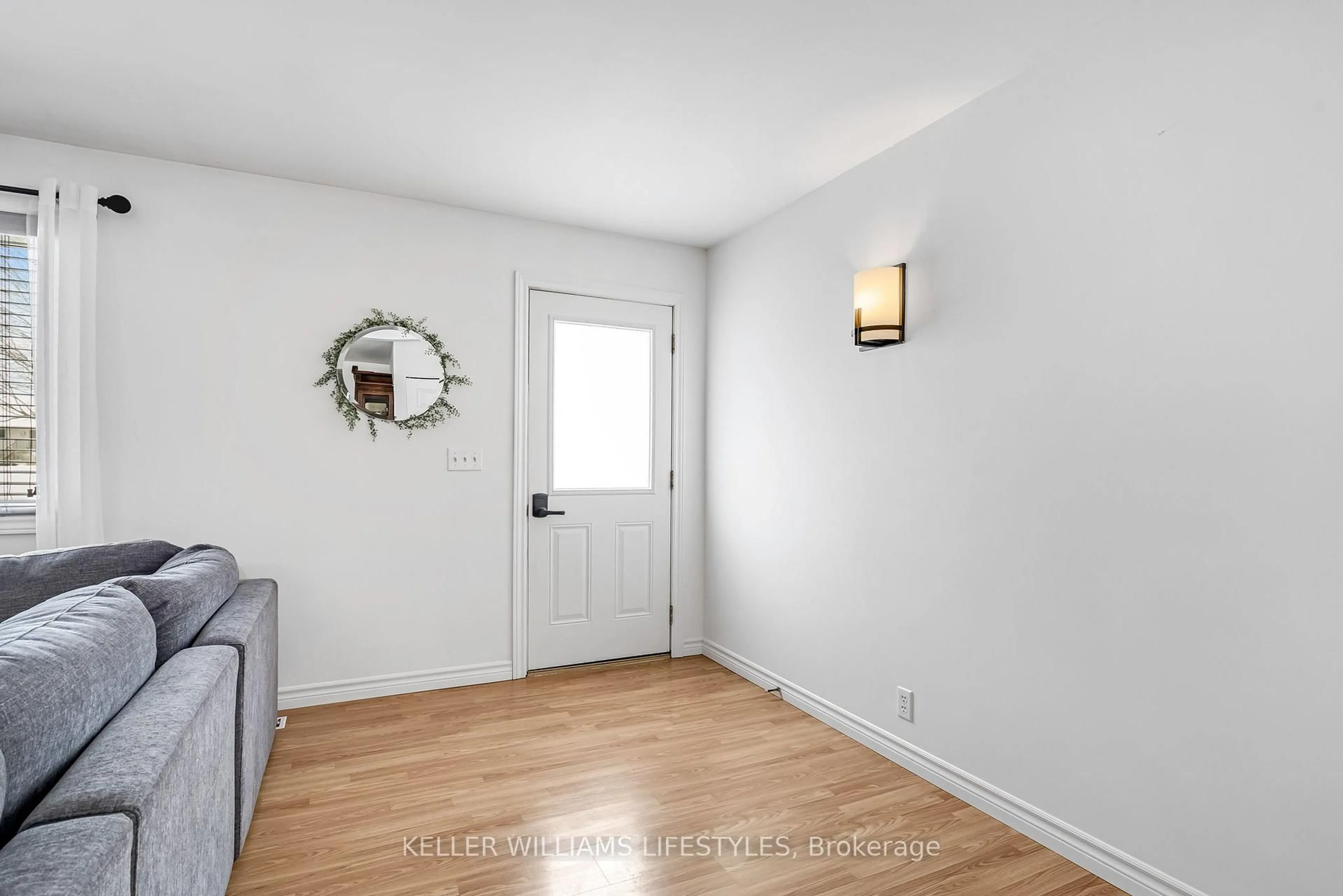 Indoor entryway for 40 YORK St, Newbury Ontario N0L 1Z0