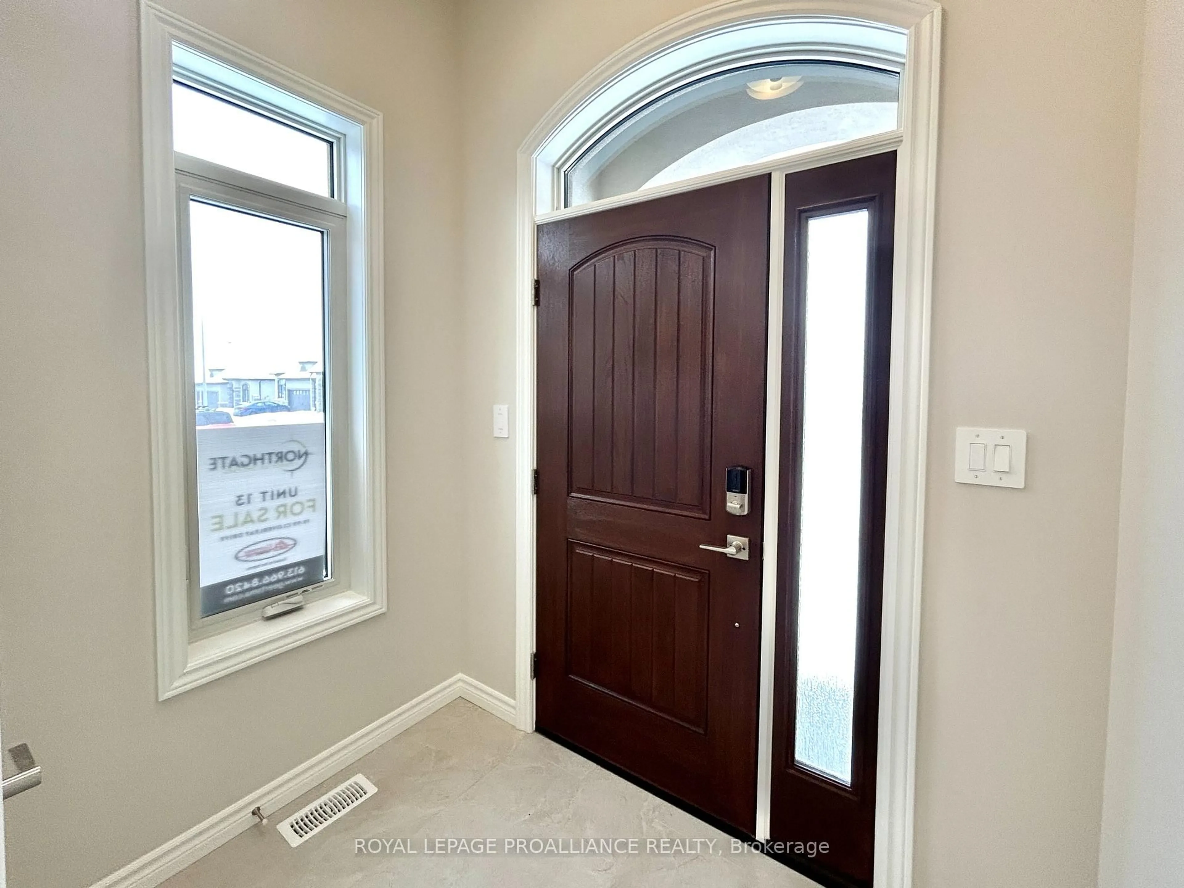 Indoor entryway for 99 Cloverleaf Dr #19, Belleville Ontario K8N 4Z5
