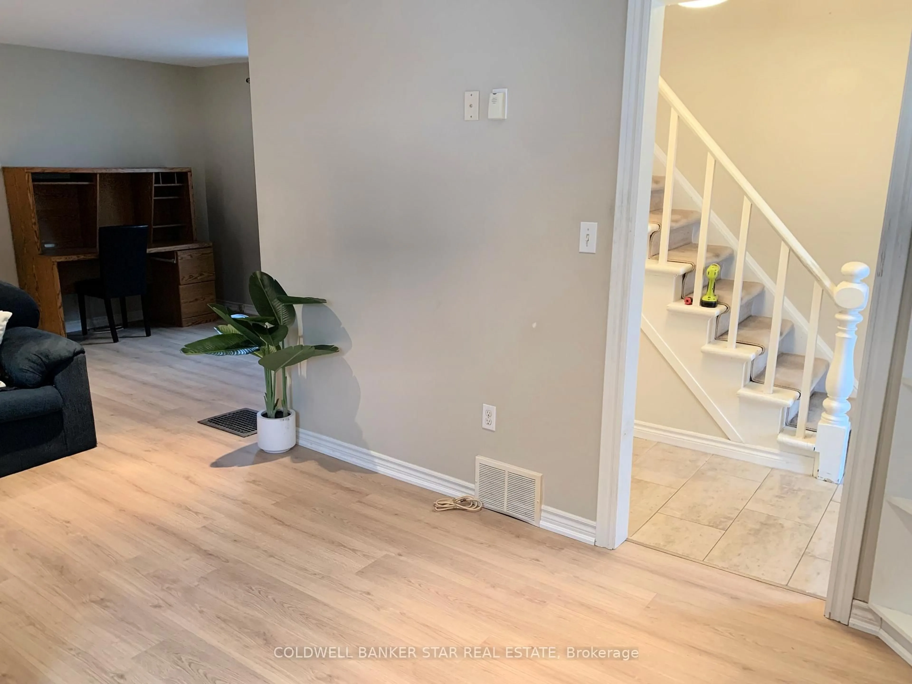 Indoor entryway for 14 Antrim St, St. Thomas Ontario N5P 1S3