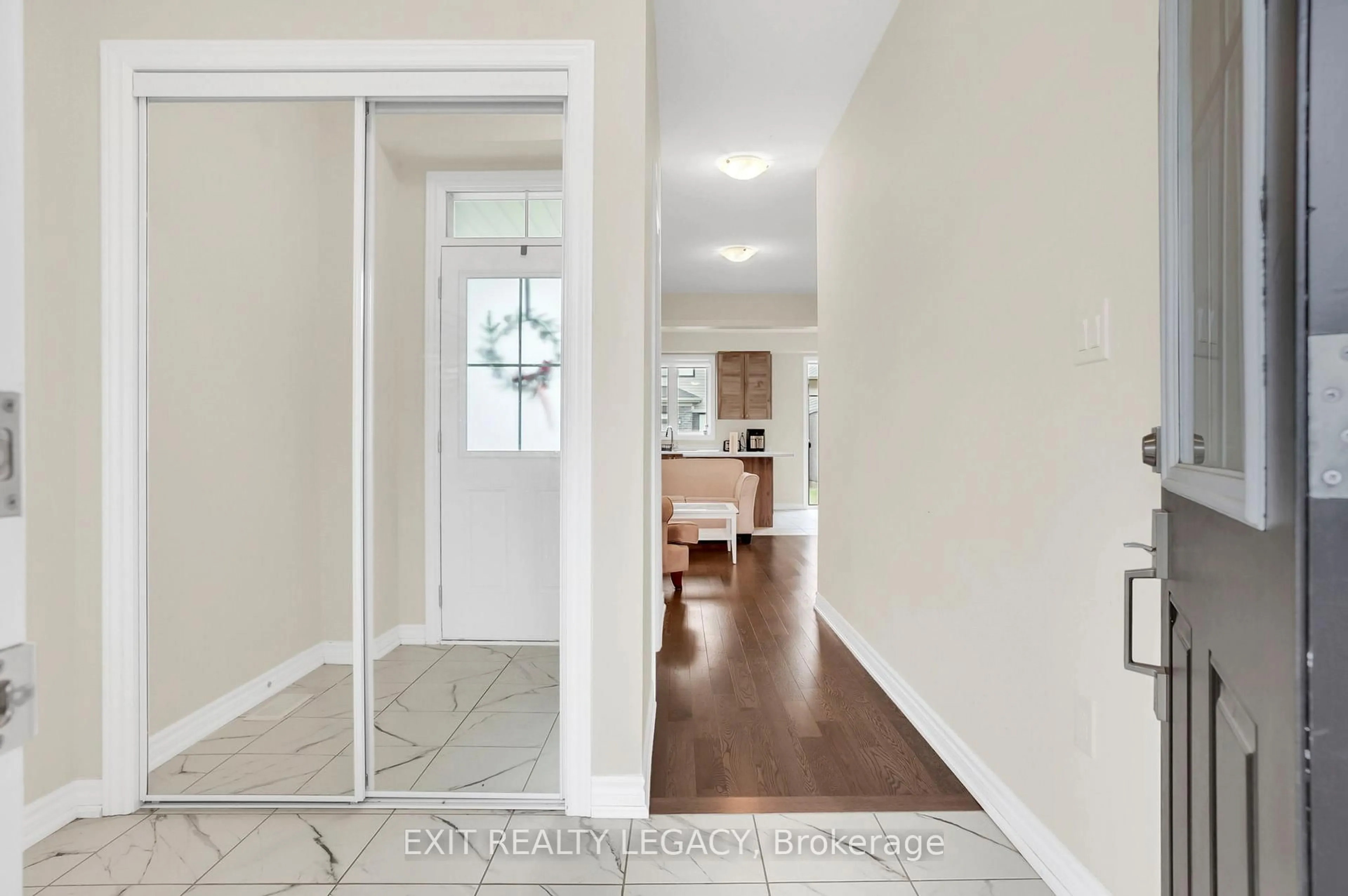 Indoor entryway for 15 Sun Haven Lane, Thorold Ontario L2V 0K6