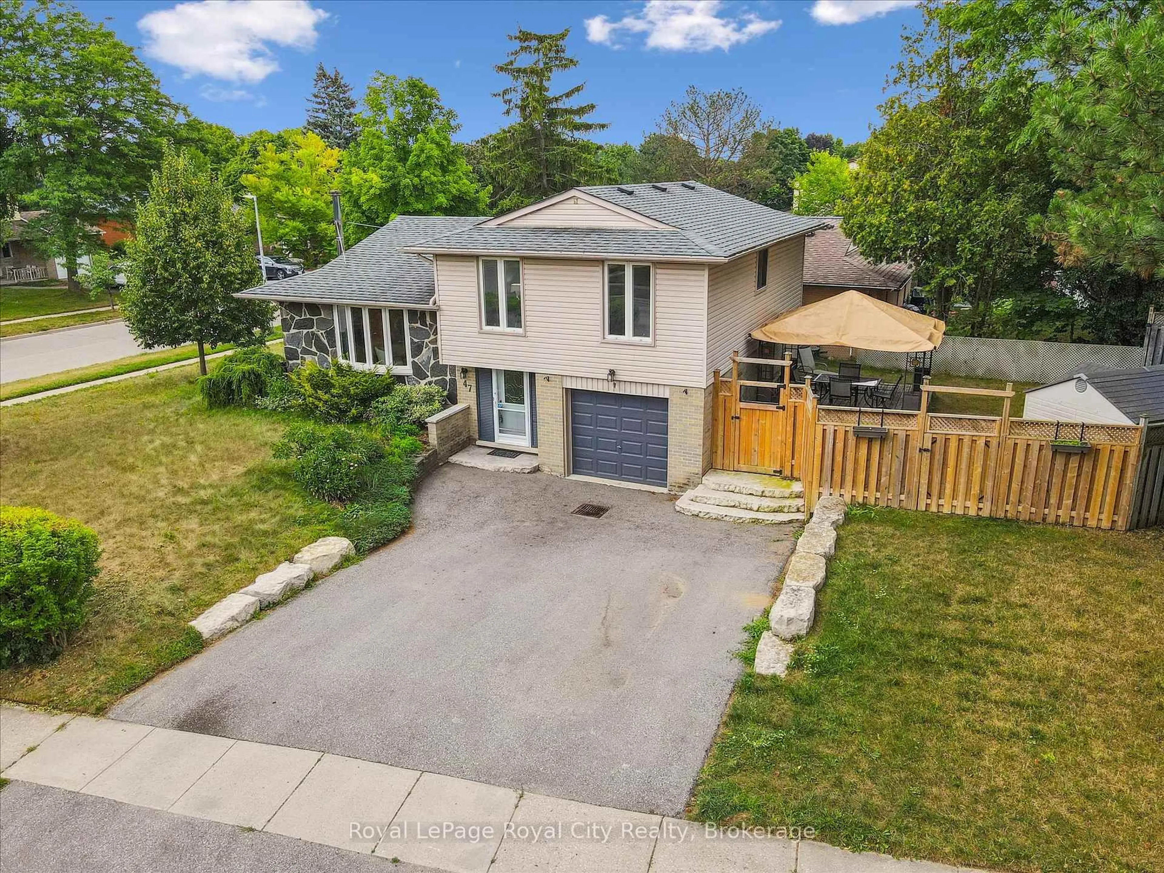 A pic from outside/outdoor area/front of a property/back of a property/a pic from drone, street for 47 Argyle Dr, Guelph Ontario N1G 2P4