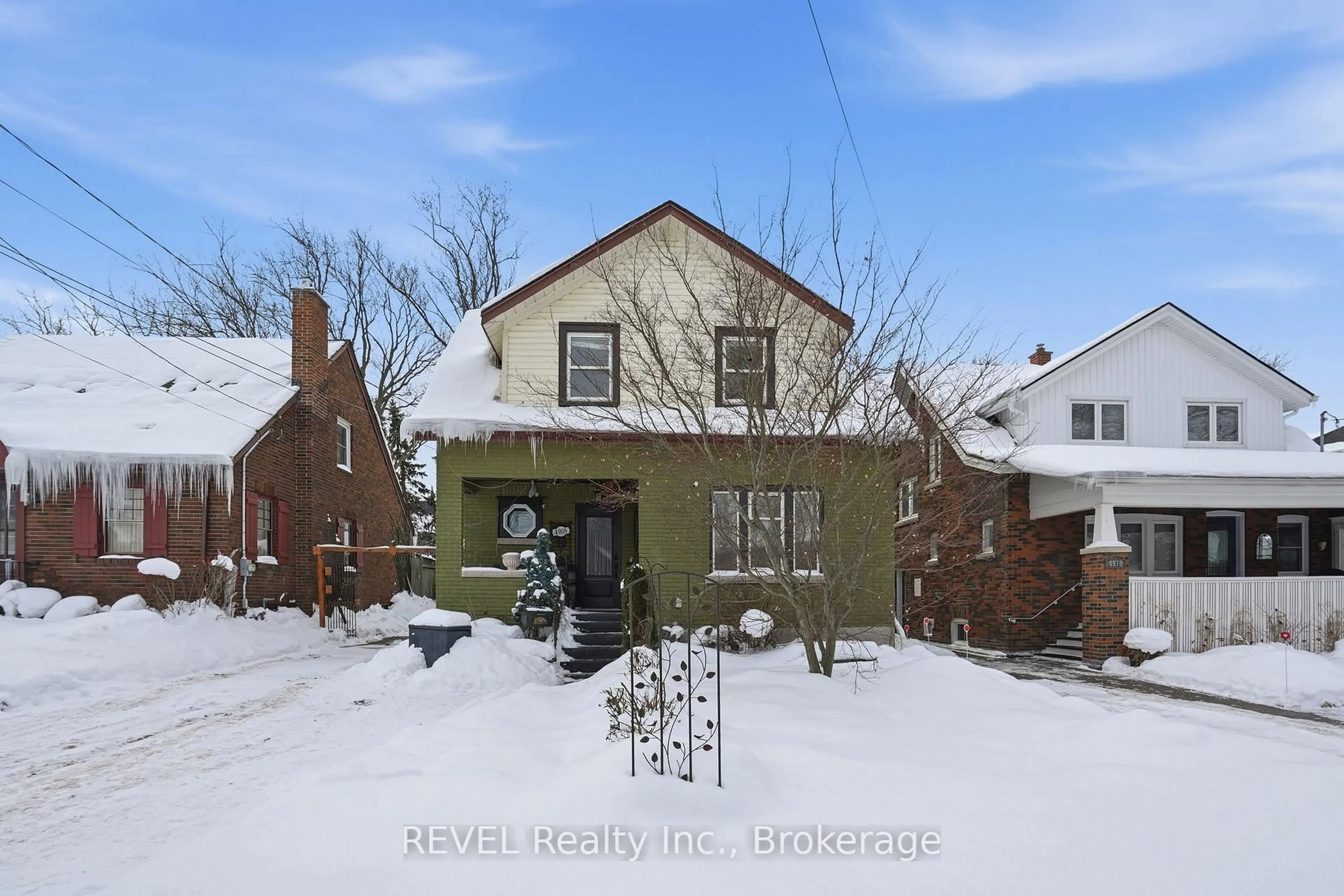 A pic from outside/outdoor area/front of a property/back of a property/a pic from drone, street for 4908 Simcoe St, Niagara Falls Ontario L2E 1V9