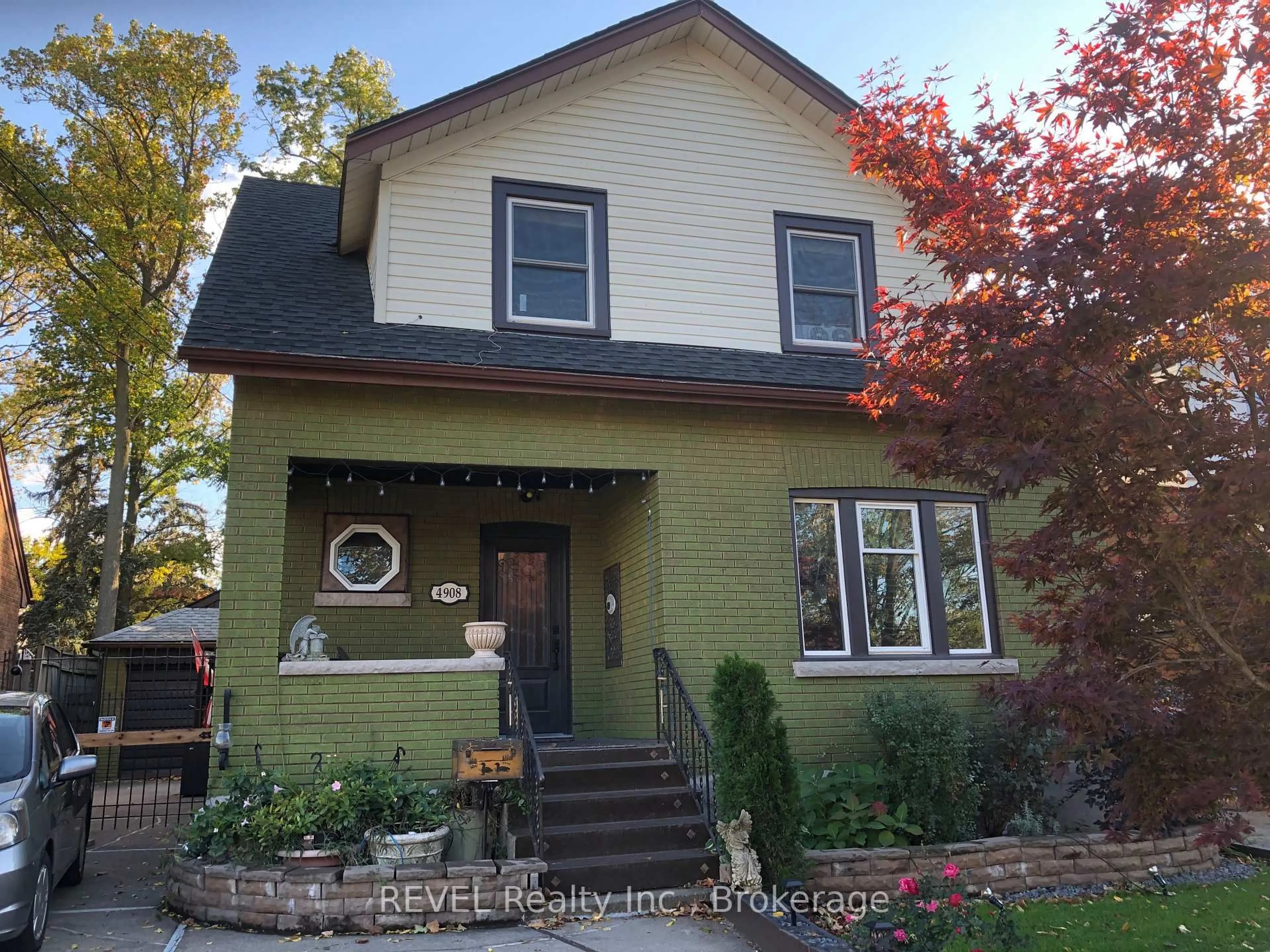 Home with vinyl exterior material, street for 4908 Simcoe St, Niagara Falls Ontario L2E 1V9