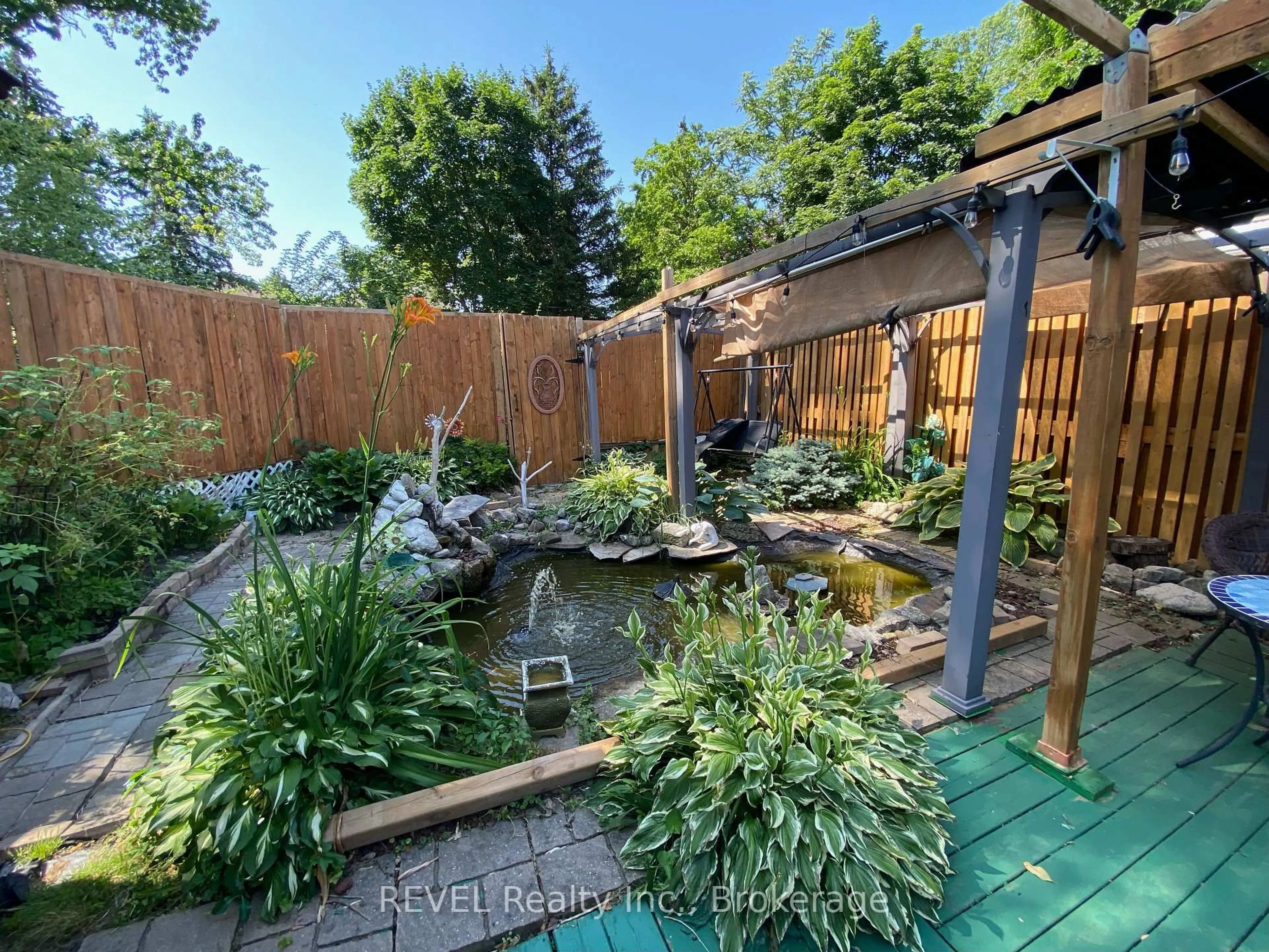 Patio, water/lake/river/ocean view for 4908 Simcoe St, Niagara Falls Ontario L2E 1V9