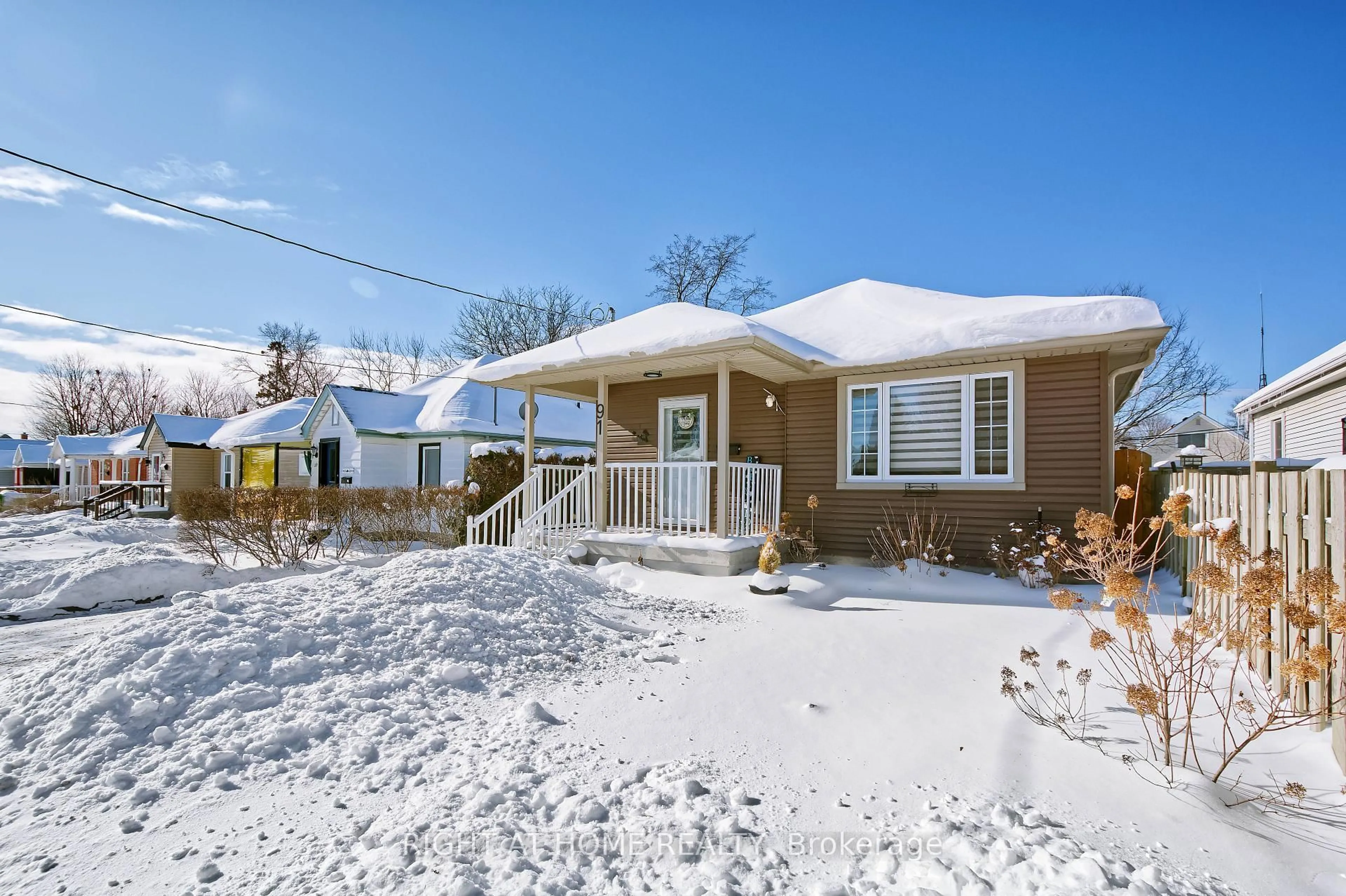 Home with vinyl exterior material, street for 91 Elgin St, London East Ontario N5Z 2T4