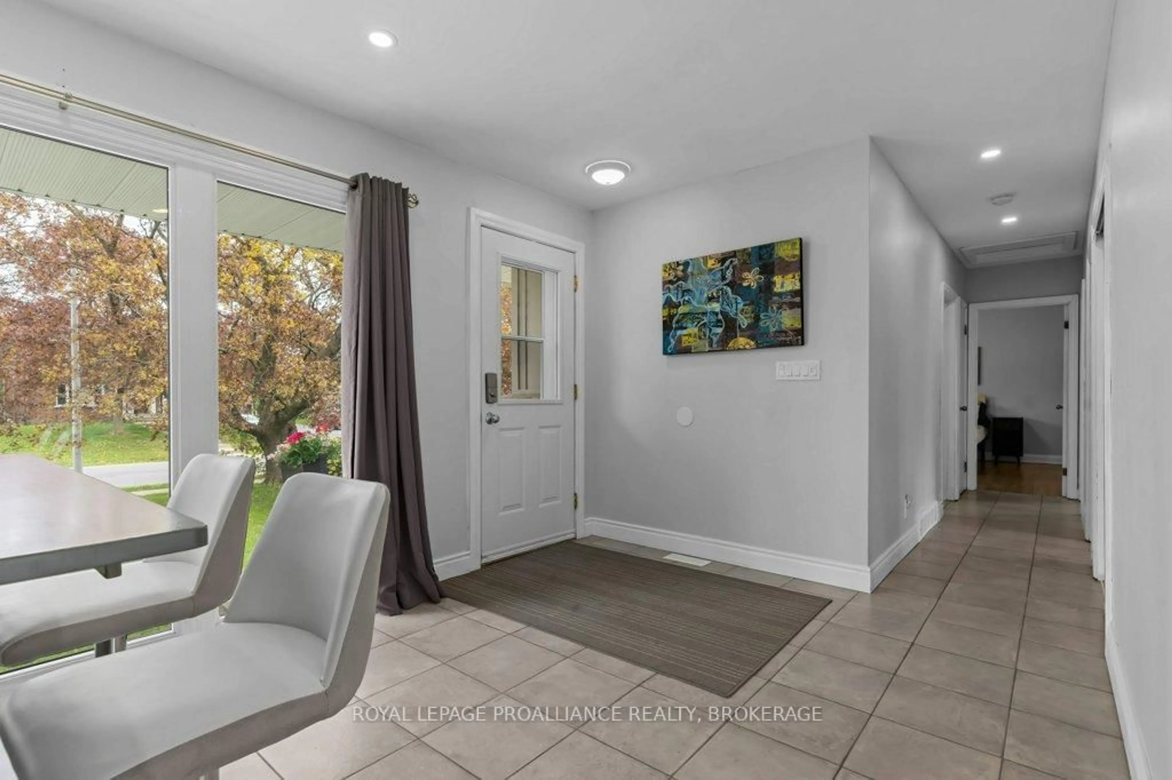 Indoor entryway for 168 Avenue Rd, Kingston Ontario K7M 1C5