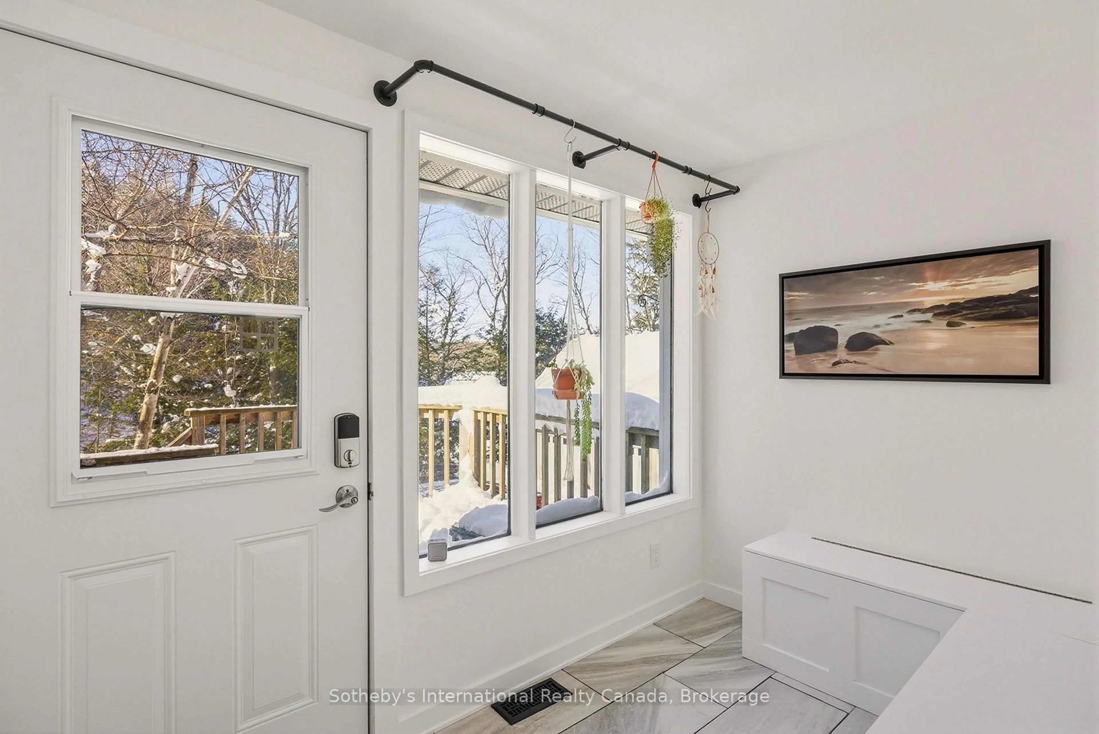 Indoor entryway for 1037 Foreman Rd, Muskoka Lakes Ontario P0B 1J0