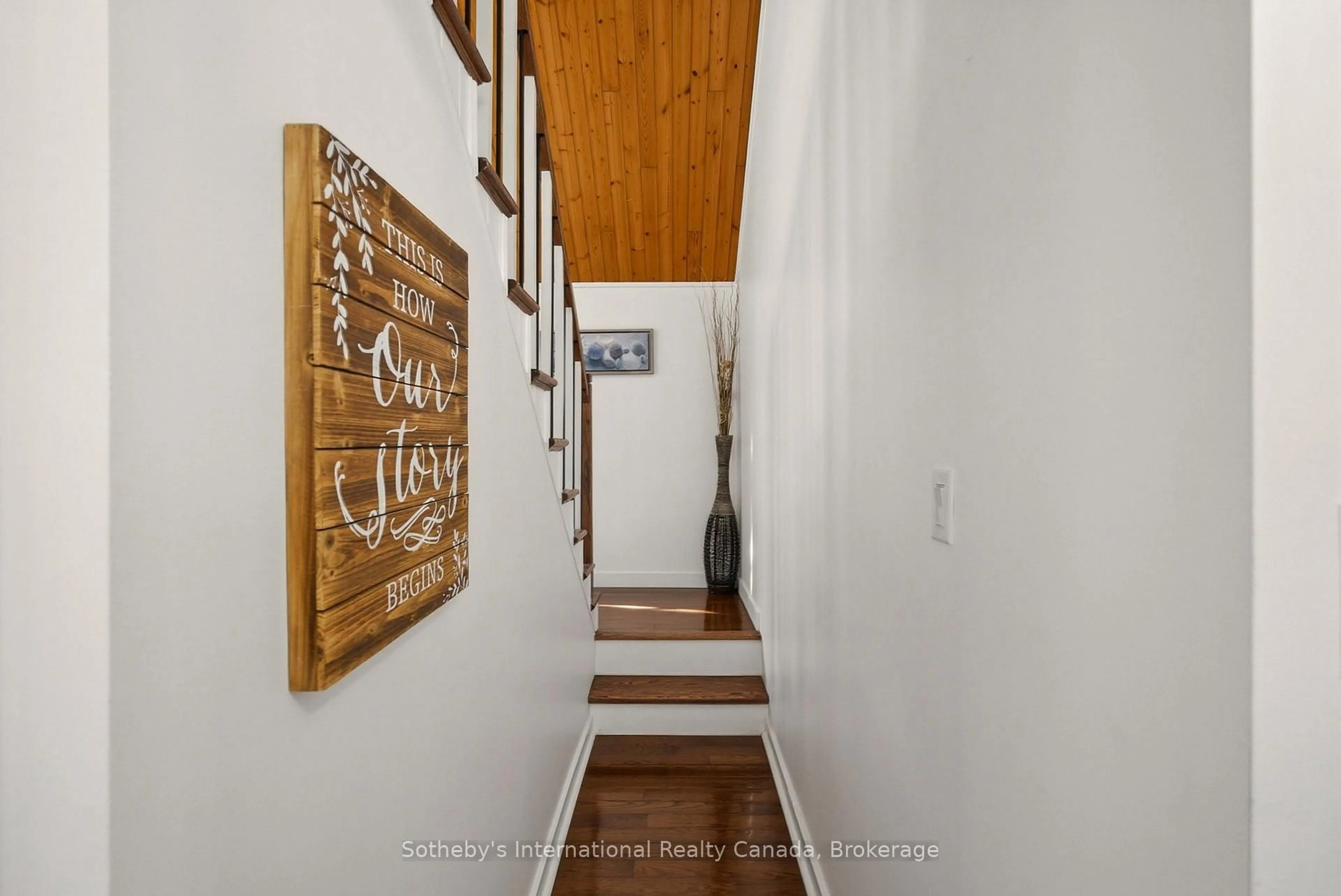 Indoor foyer for 1037 Foreman Rd, Muskoka Lakes Ontario P0B 1J0