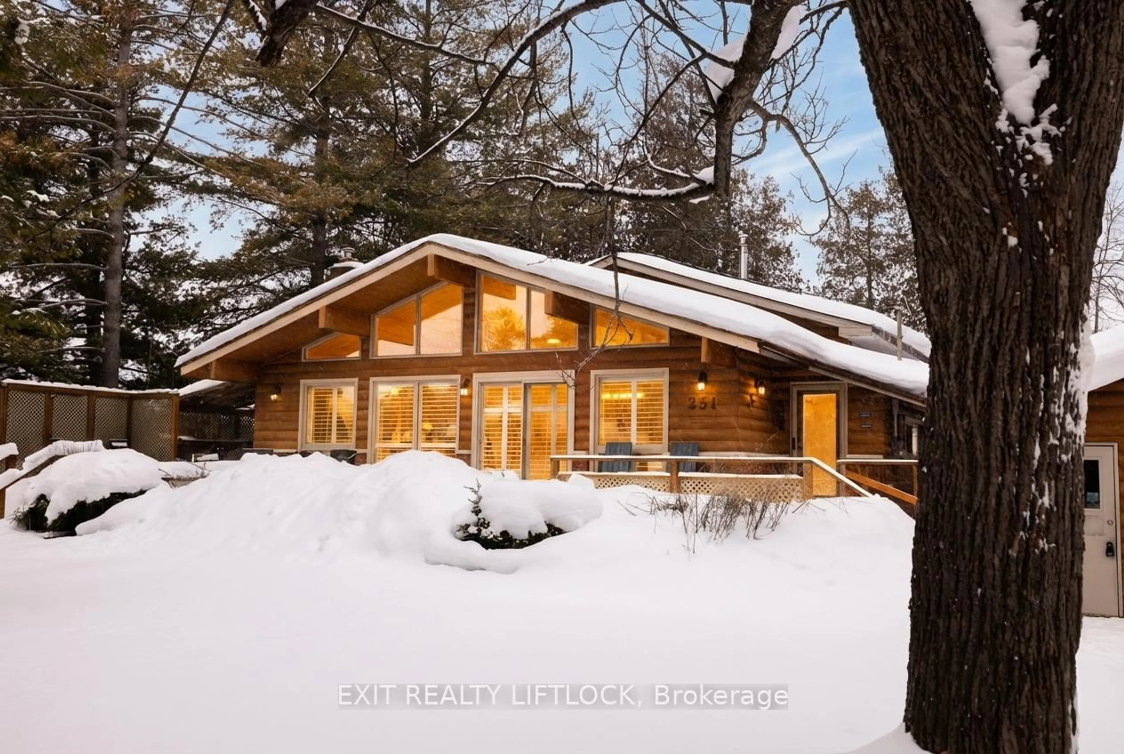 Home with brick exterior material, unknown for 231 Front St, Kawartha Lakes Ontario K0M 1A0