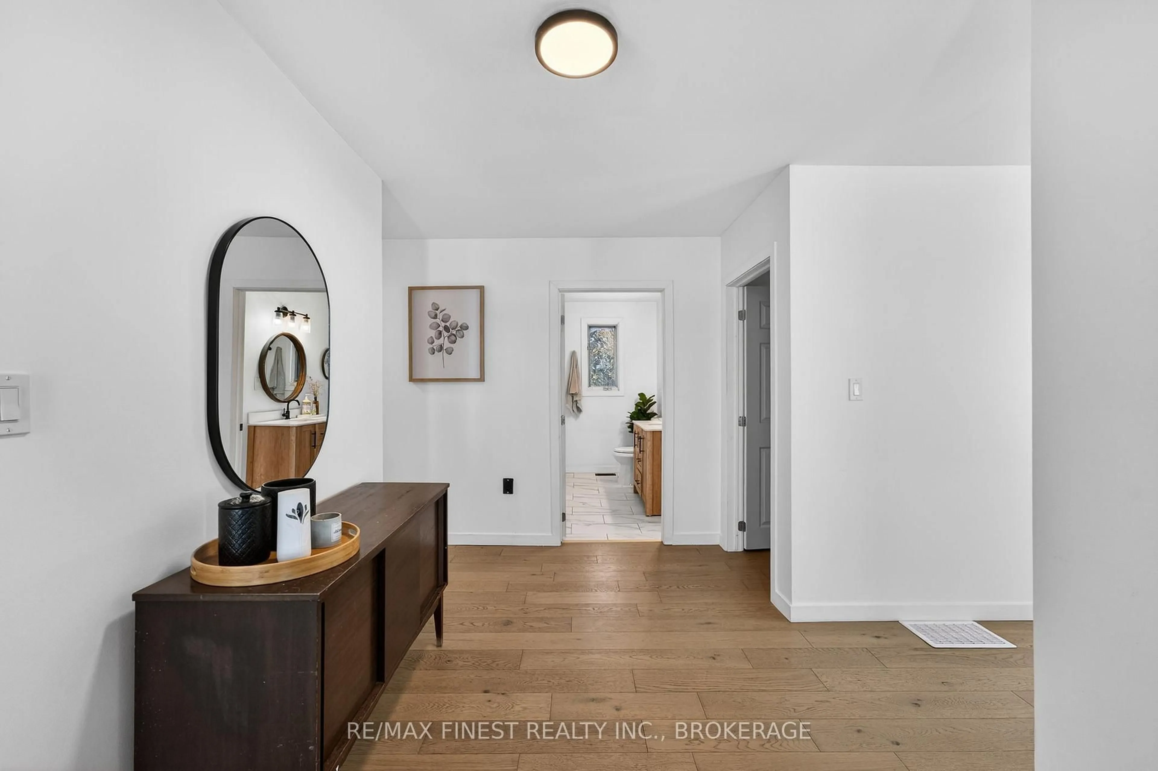 Indoor entryway for 2055 Switzerville Rd, Loyalist Ontario K7R 3K9