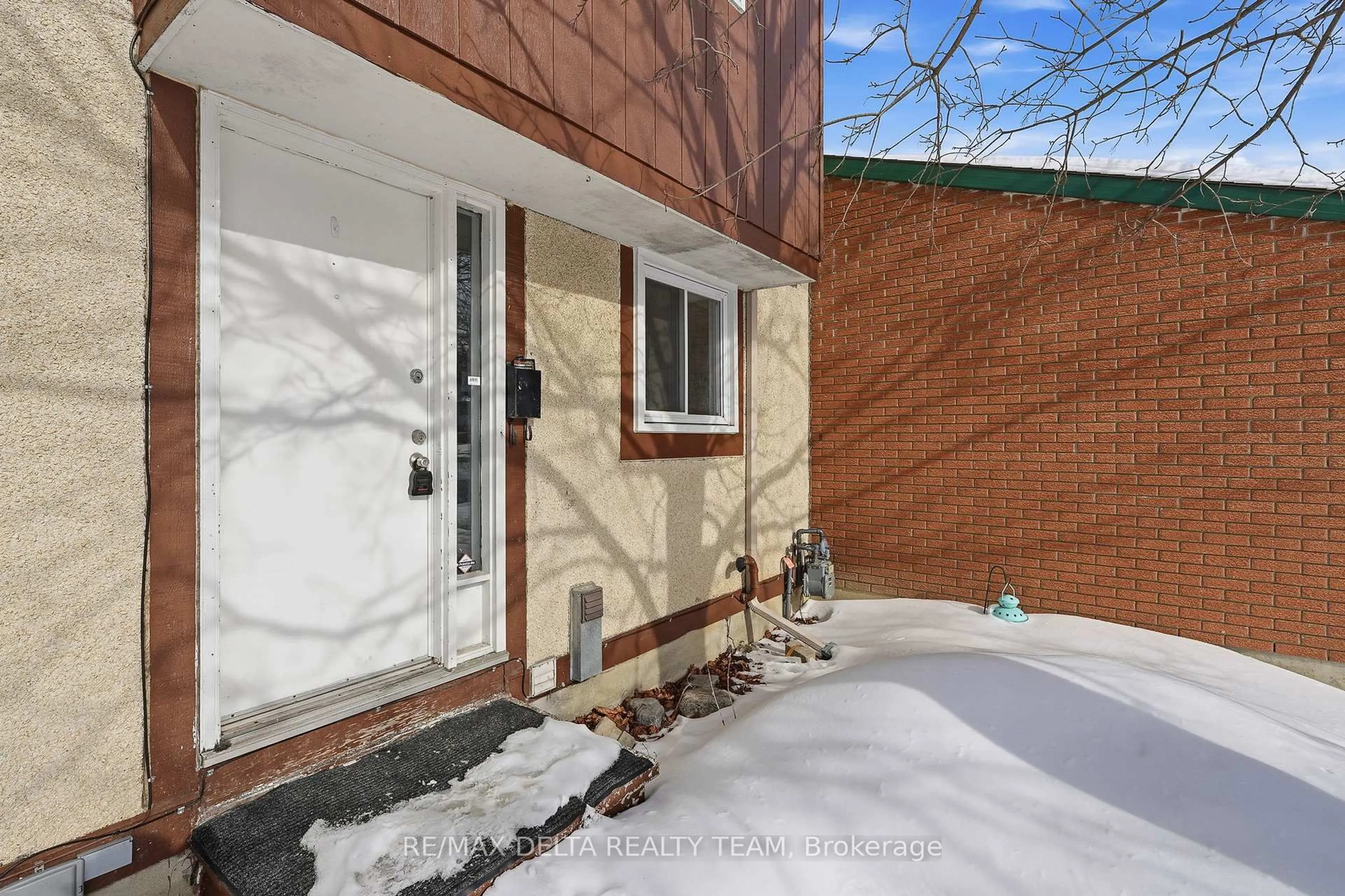 Indoor entryway for 7877 Jeanne D'arc Blvd, Orleans Ontario K1C 2J1