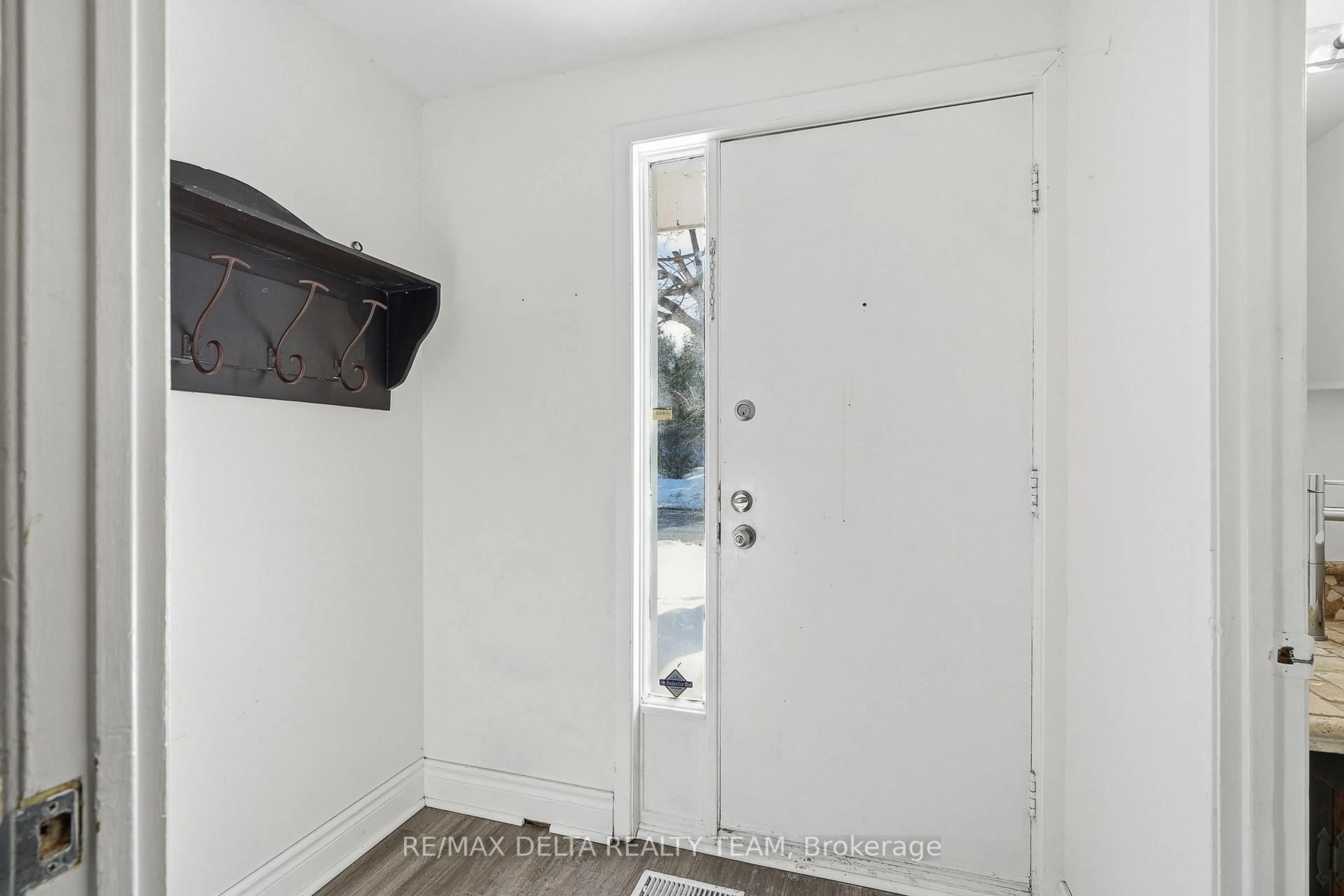 Indoor entryway for 7877 Jeanne D'arc Blvd, Orleans Ontario K1C 2J1