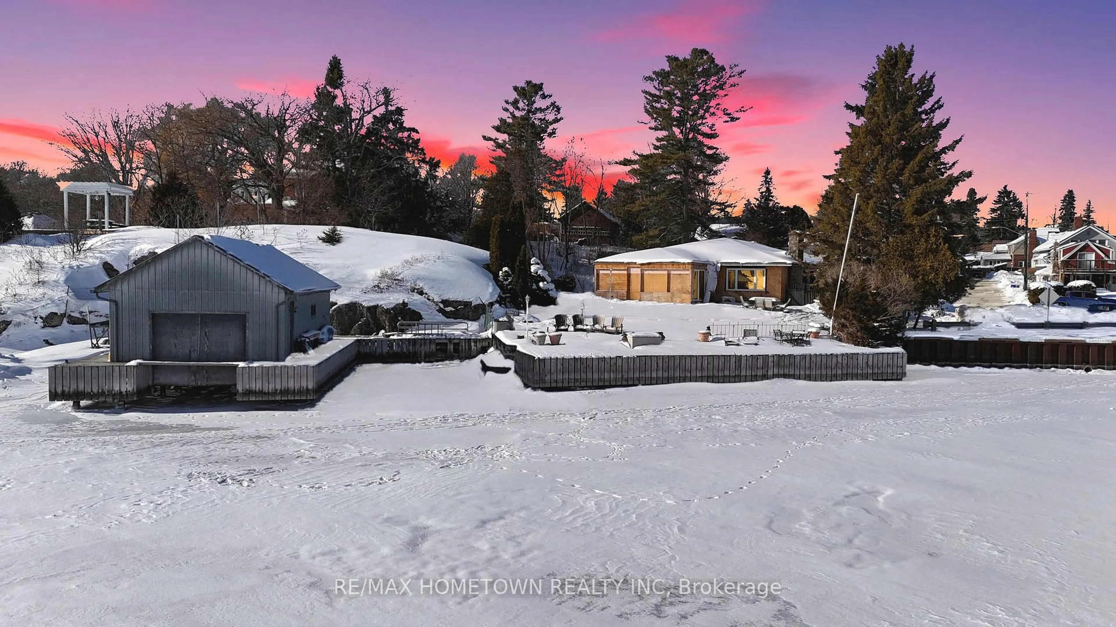 A pic from outside/outdoor area/front of a property/back of a property/a pic from drone, unknown for 14 Thomas St, Brockville Ontario K6V 5L1