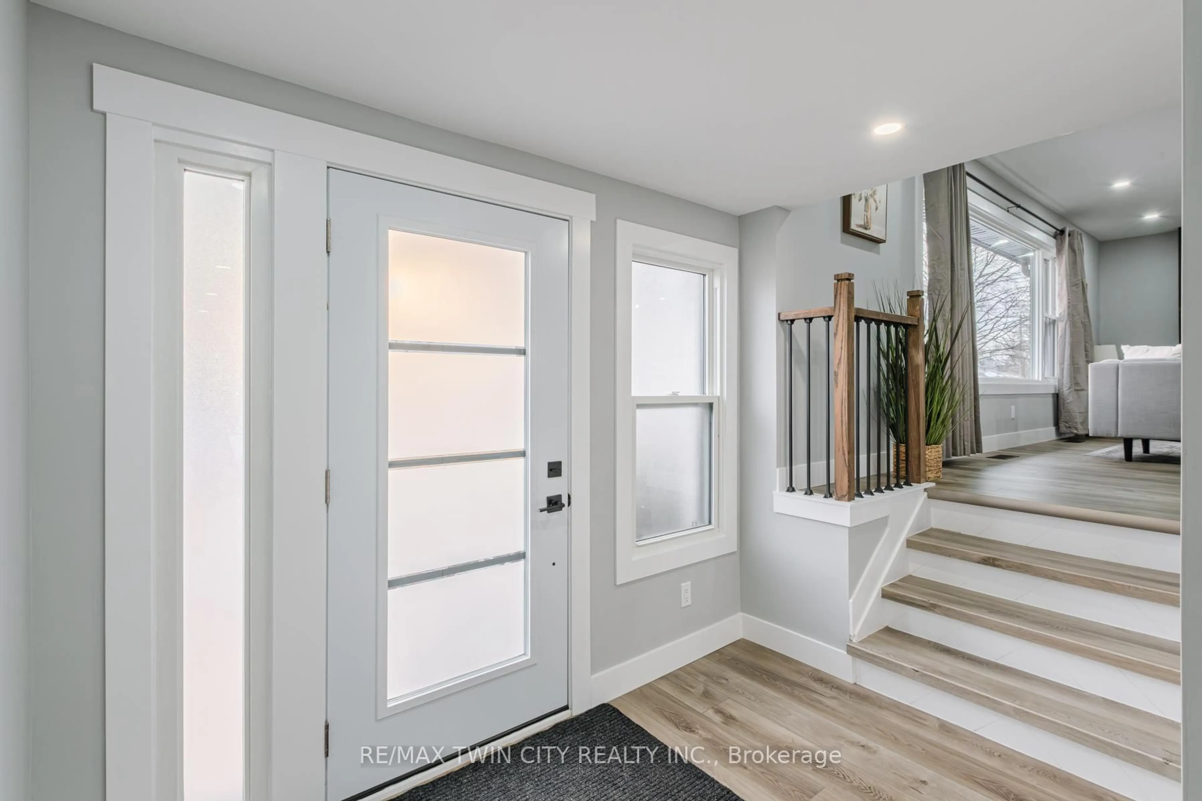 Indoor entryway for 234 GRAND St, Brantford Ontario N3R 4C4