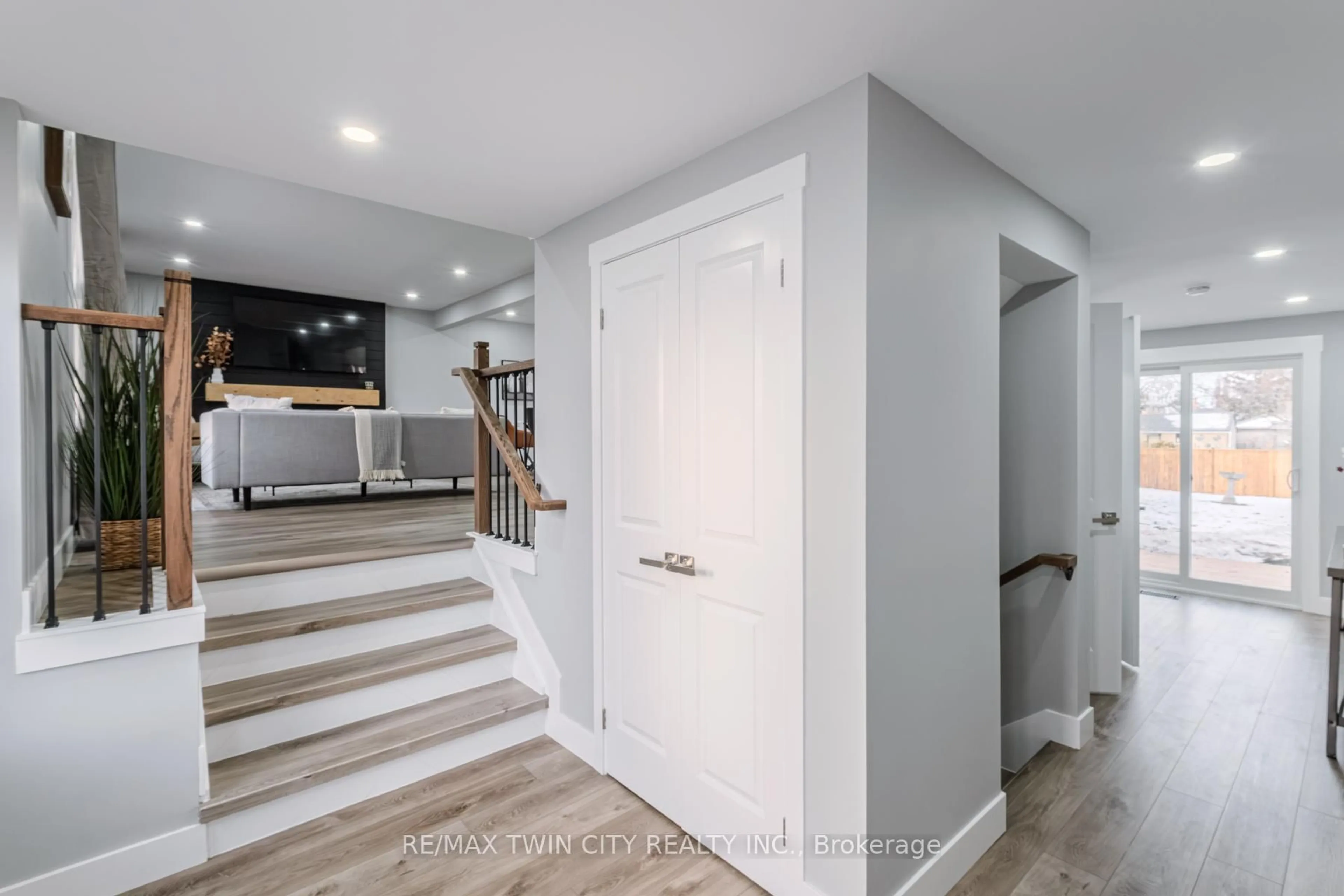 Indoor entryway for 234 GRAND St, Brantford Ontario N3R 4C4