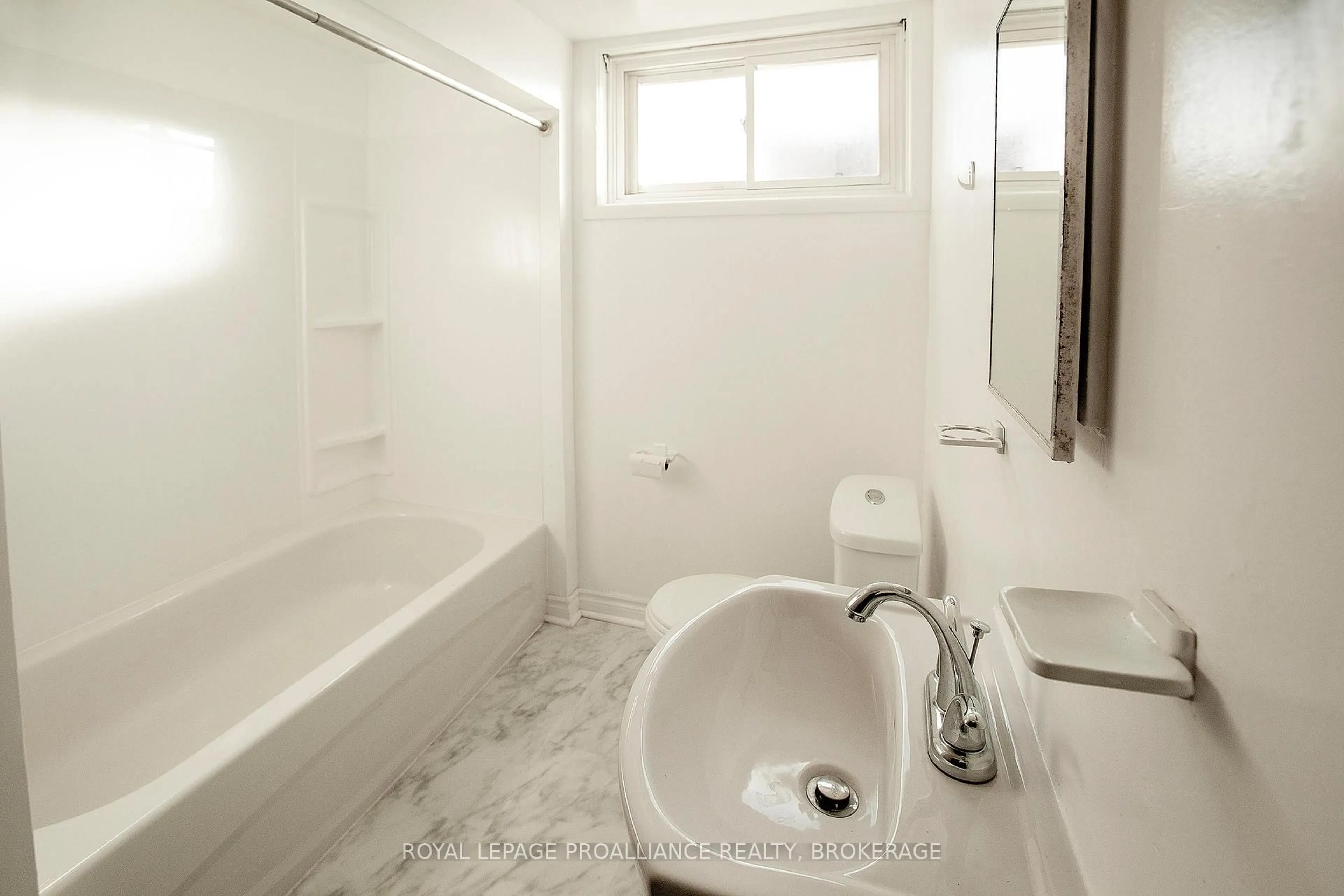 Standard bathroom, ceramic/tile floor for 92 Gardiner St, Kingston Ontario K7M 1A7