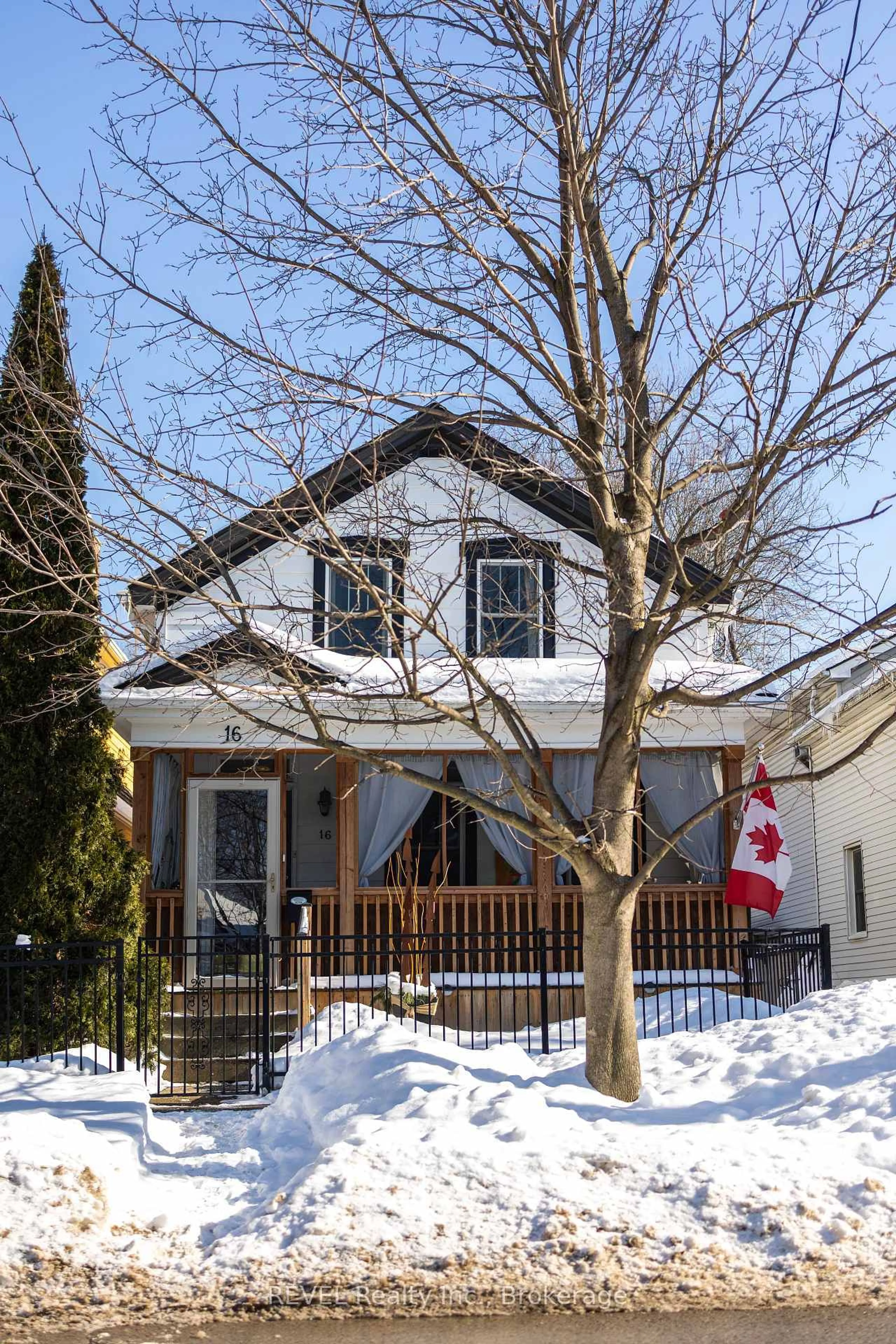 Home with vinyl exterior material, street for 16 York St, St. Catharines Ontario L2R 6B8