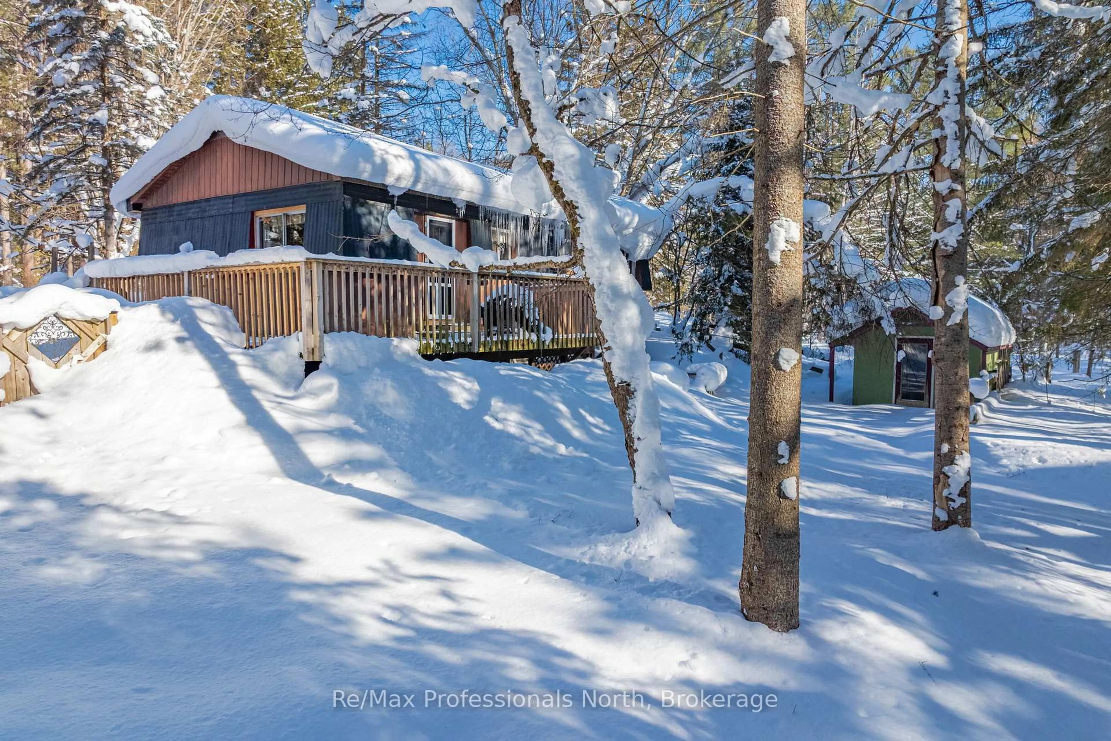 A pic from outside/outdoor area/front of a property/back of a property/a pic from drone, unknown for 1465 Falkenburg Rd, Muskoka Lakes Ontario P1L 1X4