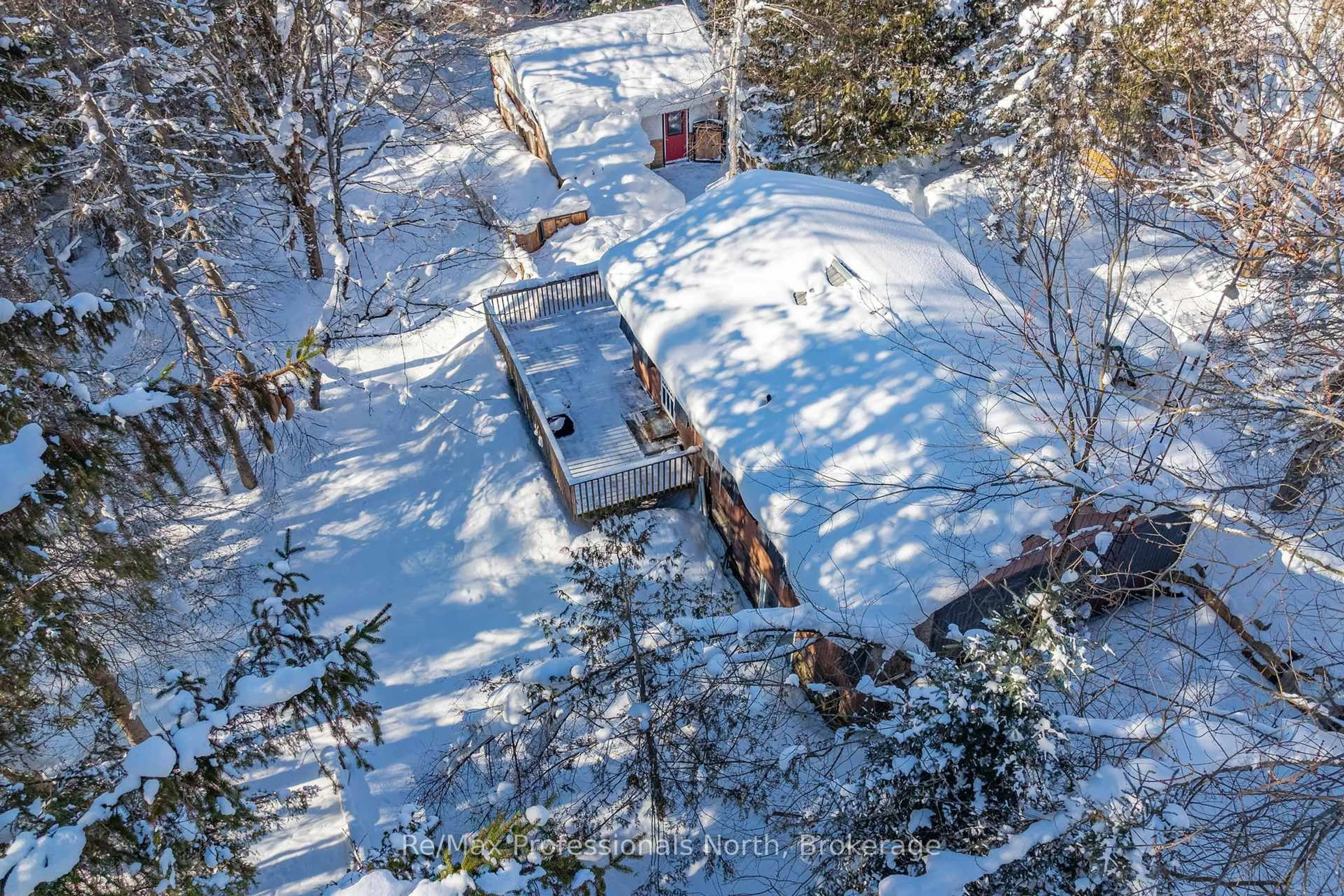 A pic from outside/outdoor area/front of a property/back of a property/a pic from drone, unknown for 1465 Falkenburg Rd, Muskoka Lakes Ontario P1L 1X4