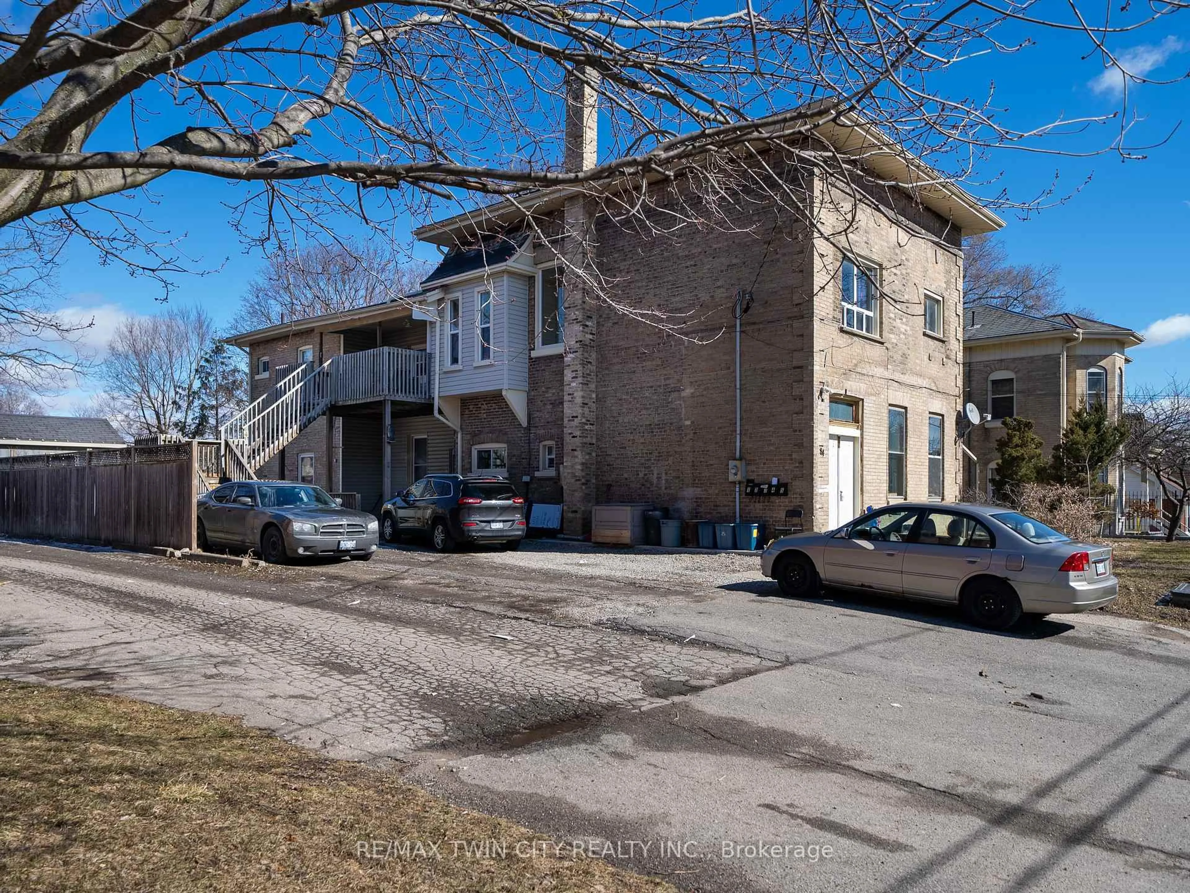 A pic from outside/outdoor area/front of a property/back of a property/a pic from drone, street for 84 sheridan St, Brantford Ontario N3T 2R4