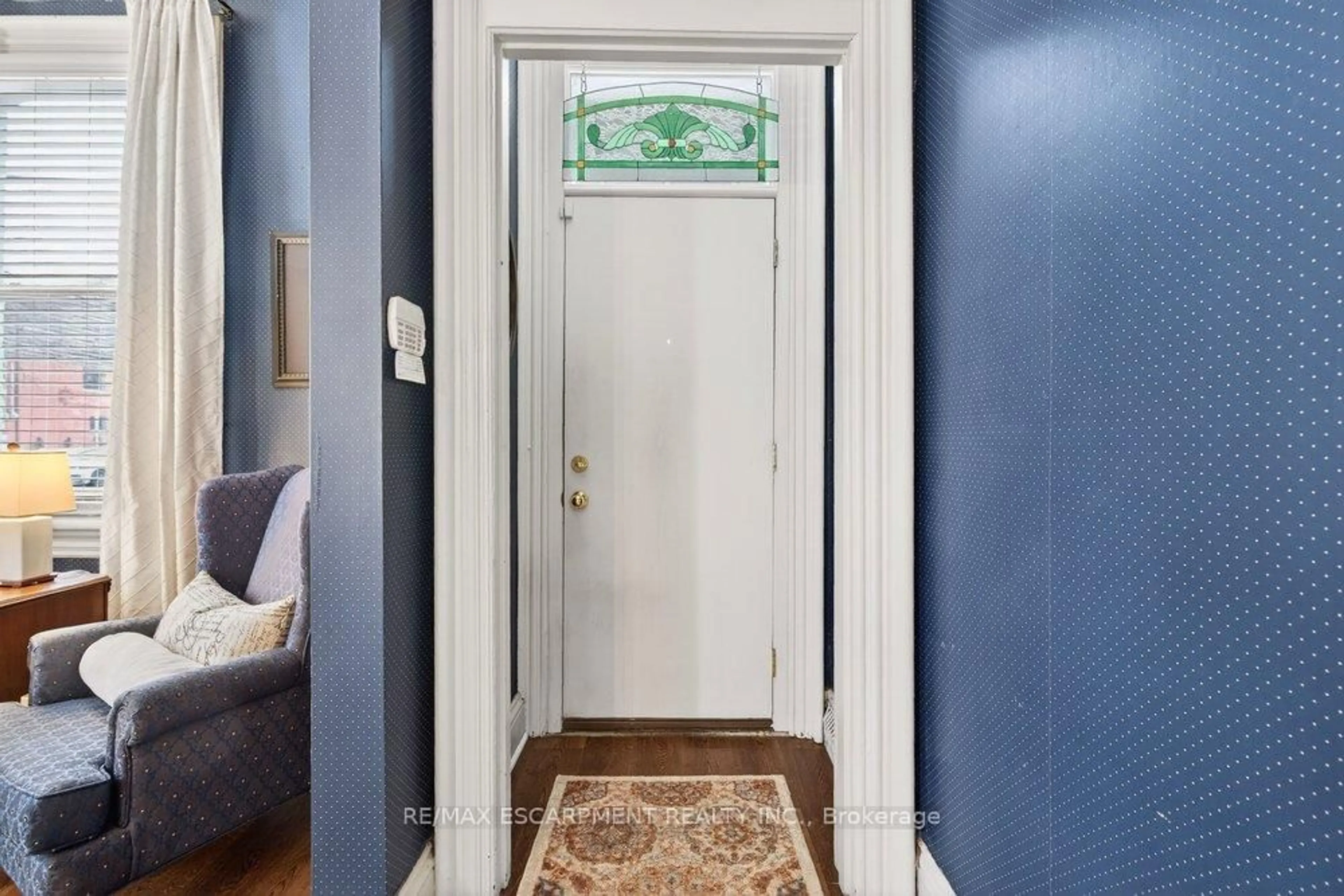 Indoor entryway for 139 Queen St, Hamilton Ontario L8P 3S3