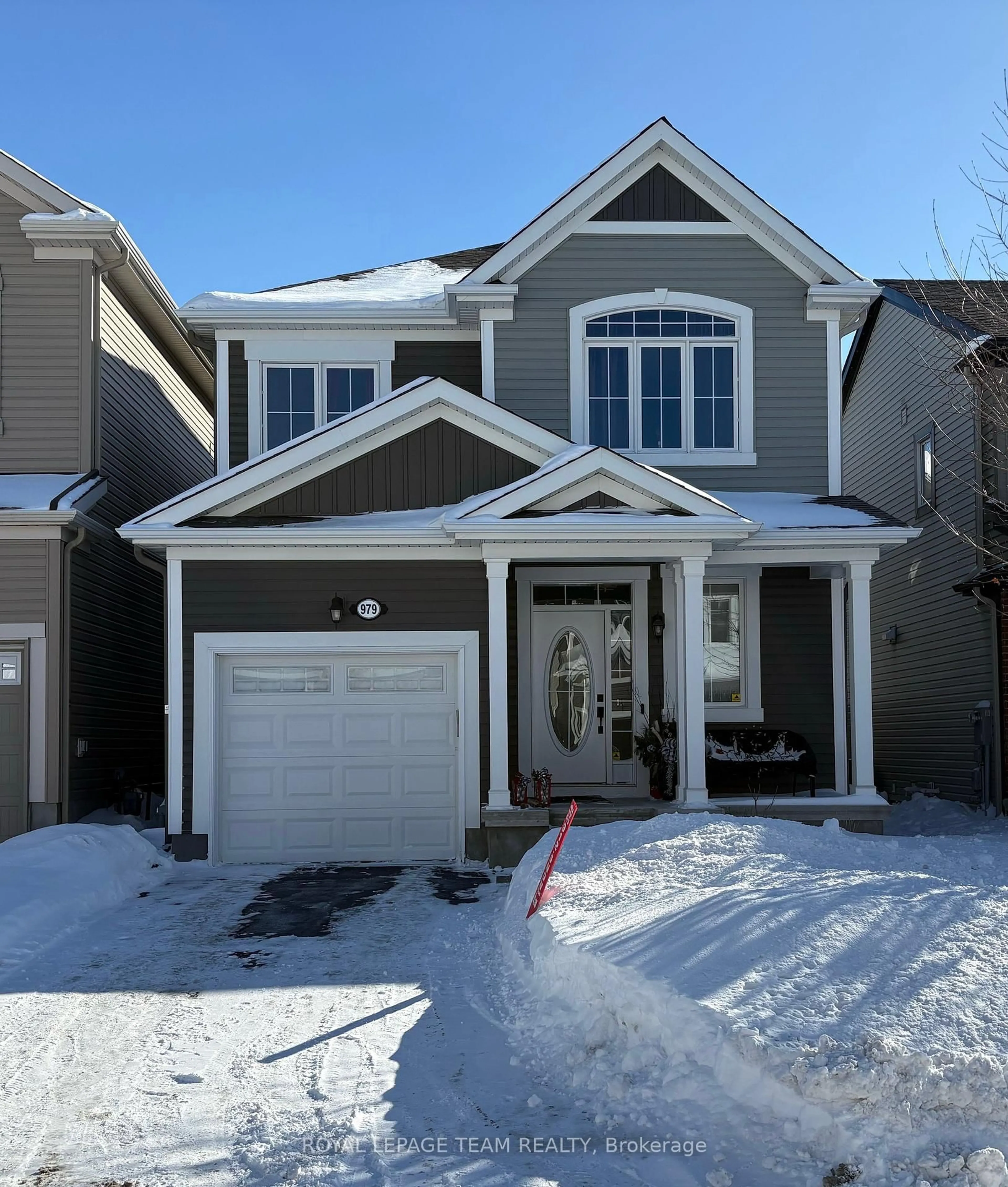 Home with vinyl exterior material, street for 979 Shimmerton Circ, Ottawa Ontario K2M 0L4